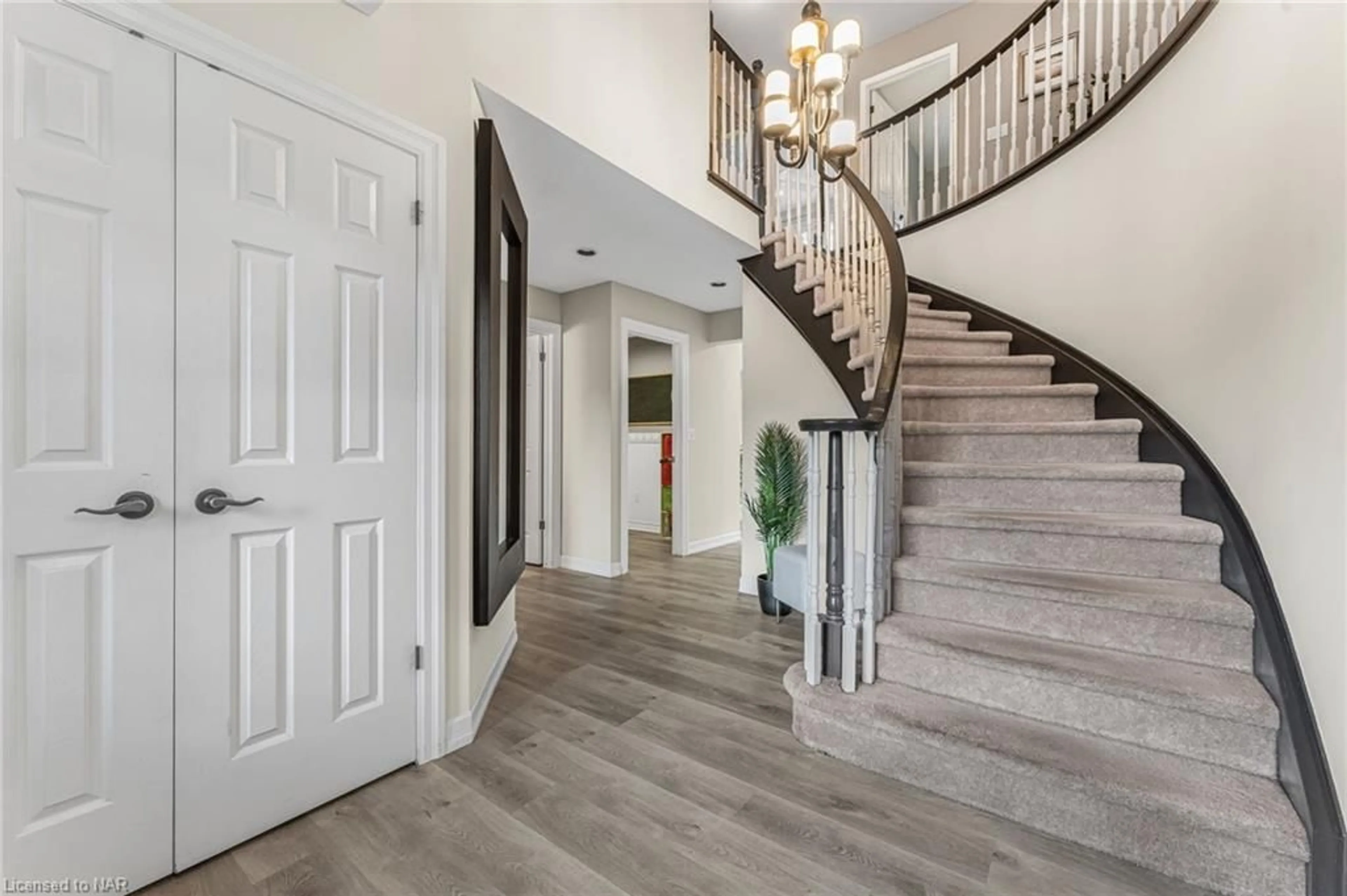 Indoor entryway, wood floors for 91 Kunda Park Blvd, Fonthill Ontario L0S 1E7