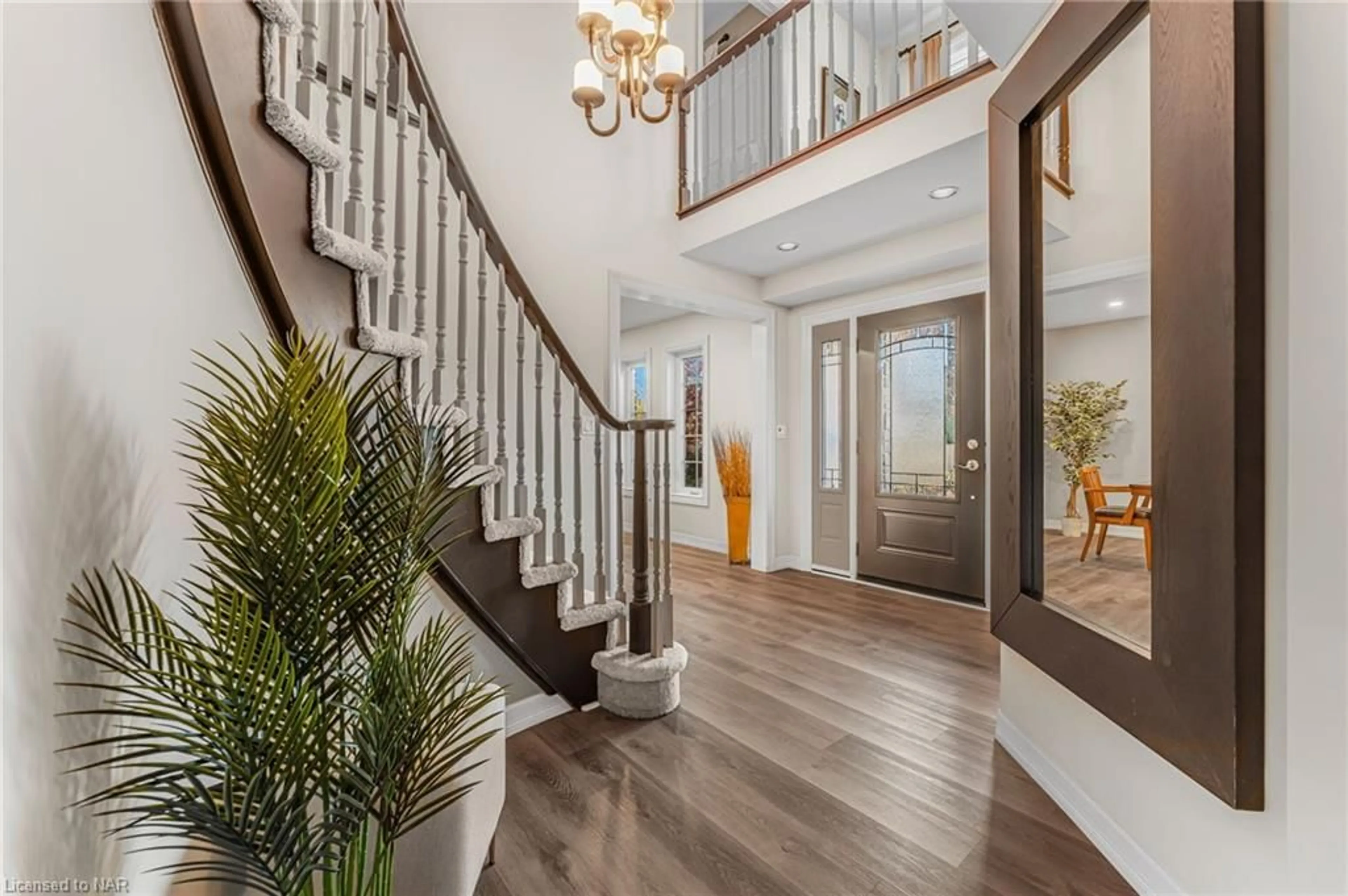 Indoor entryway, wood floors for 91 Kunda Park Blvd, Fonthill Ontario L0S 1E7