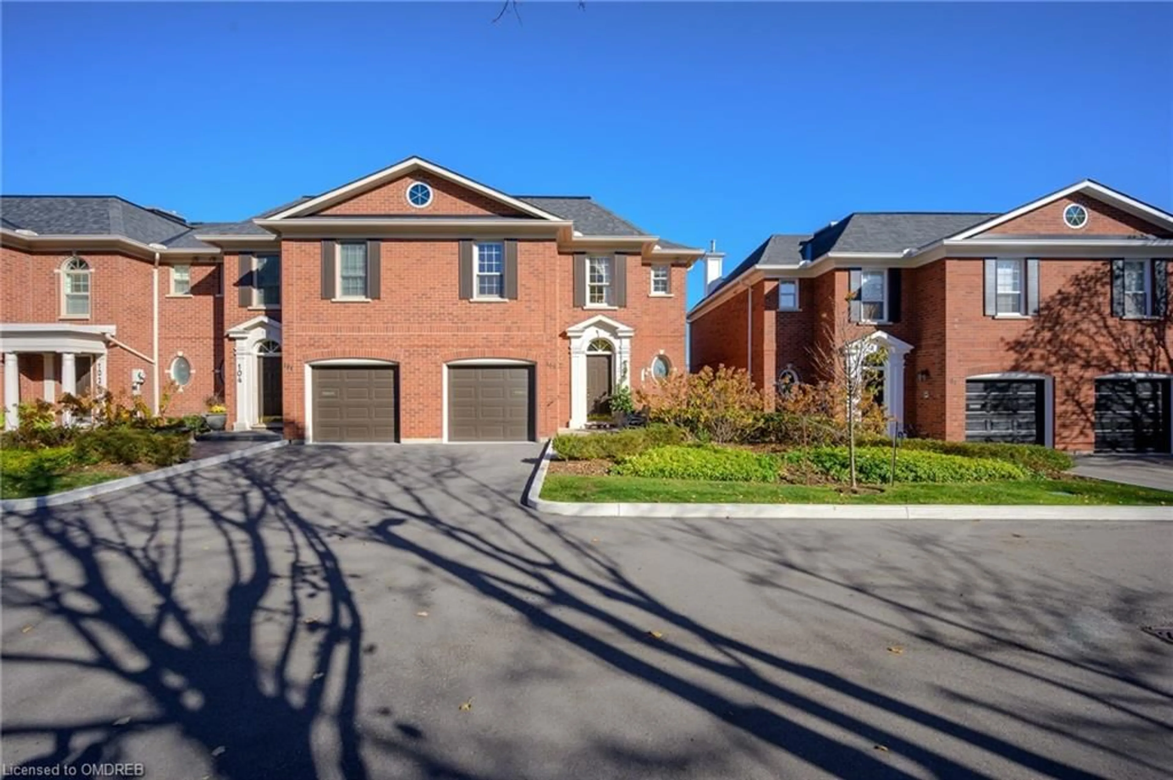 A pic from exterior of the house or condo, the street view for 106 Fairwood Pl, Burlington Ontario L7T 4B6