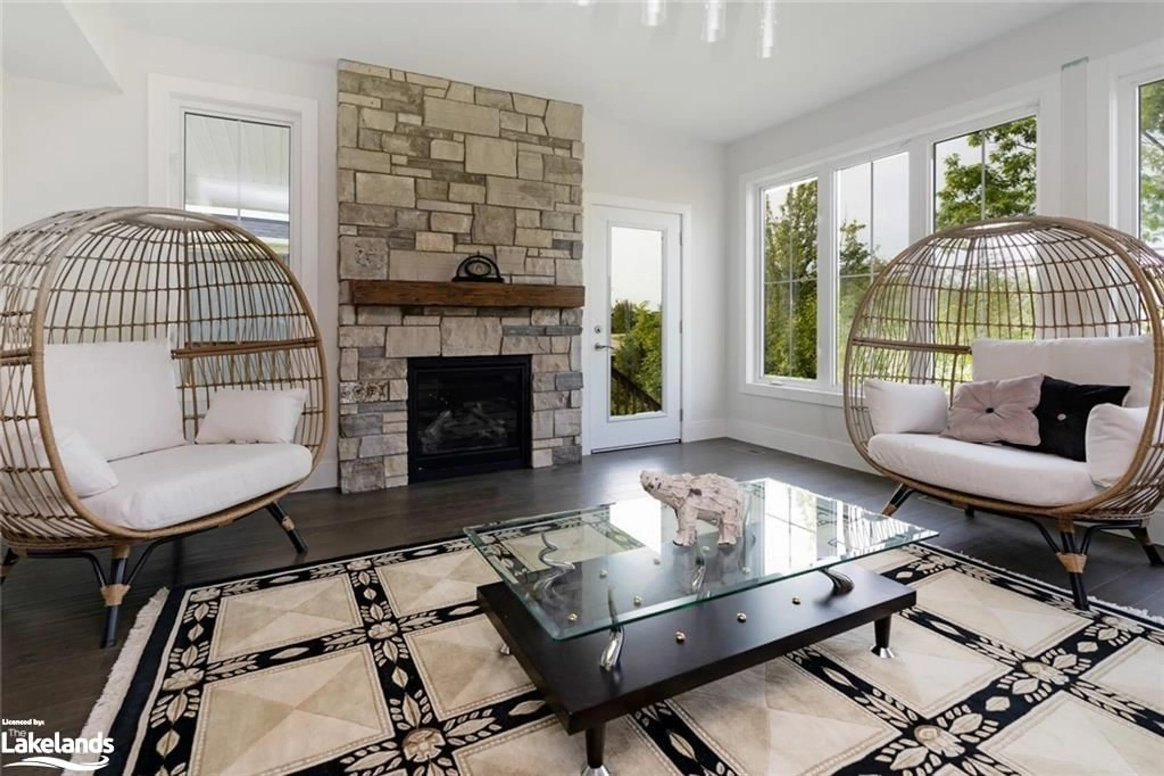 Living room, wood floors for 364 Yellow Birch Cres, The Blue Mountains Ontario L9Y 0Y5