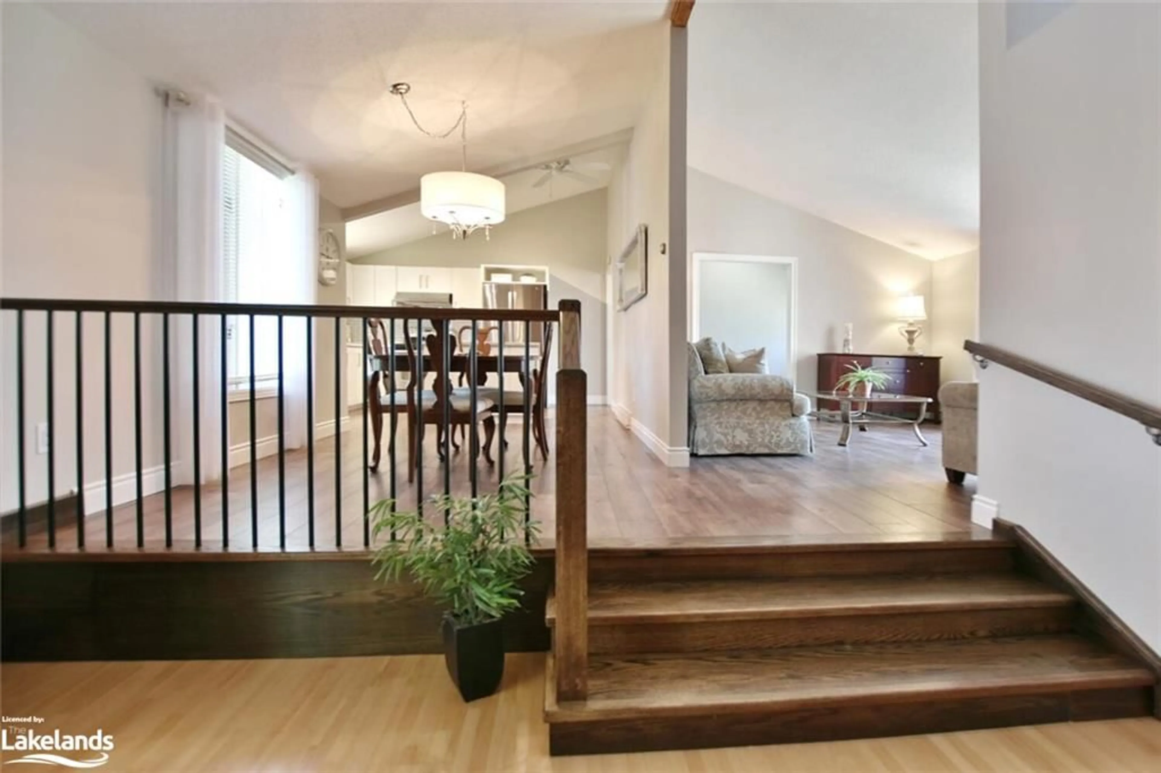 Indoor foyer, wood floors for 39 Trillium Crt, Wasaga Beach Ontario L9Z 1R5