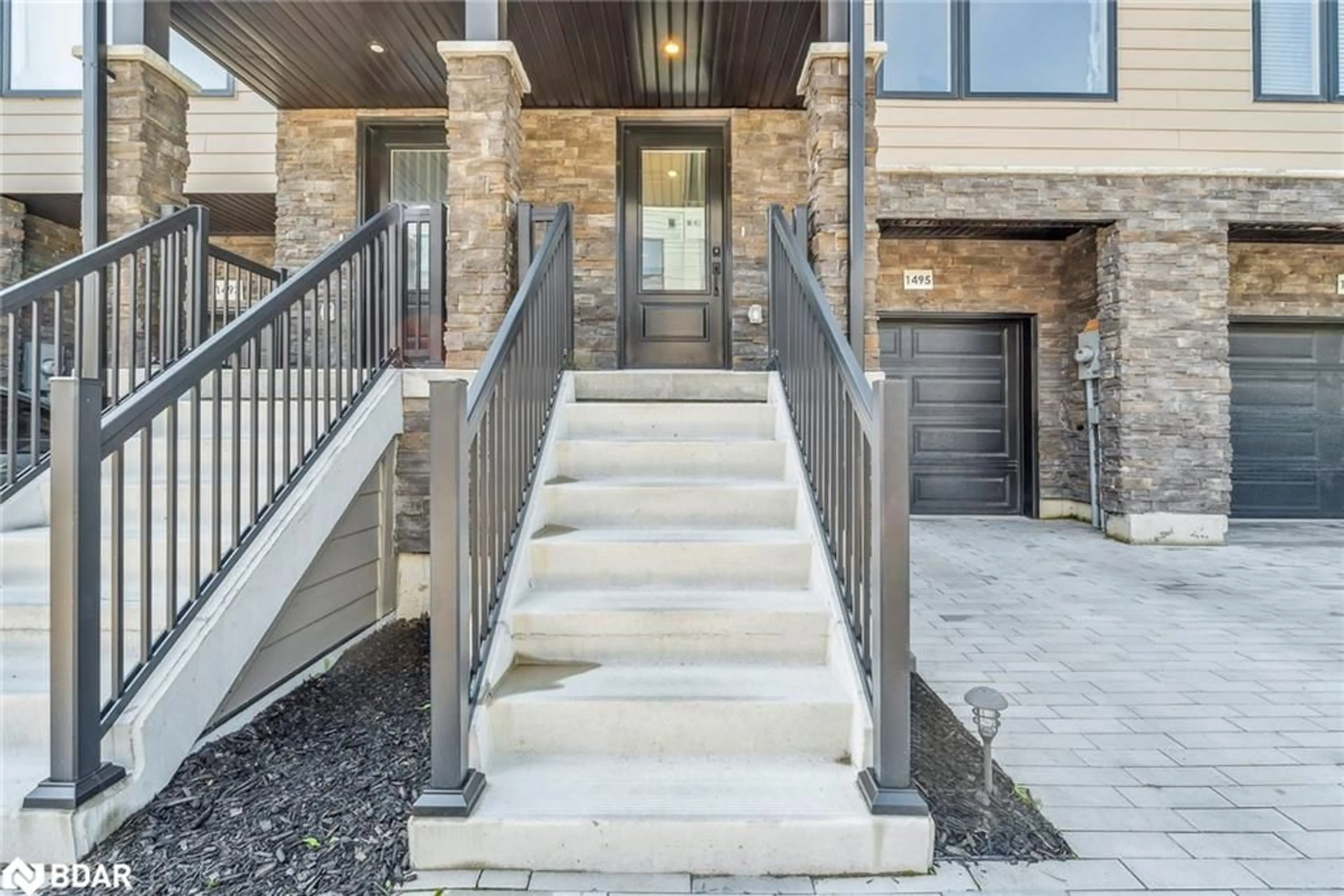 Indoor entryway, cement floor for 1495 Purchase Place Pl, Lefroy Ontario L0L 1W0