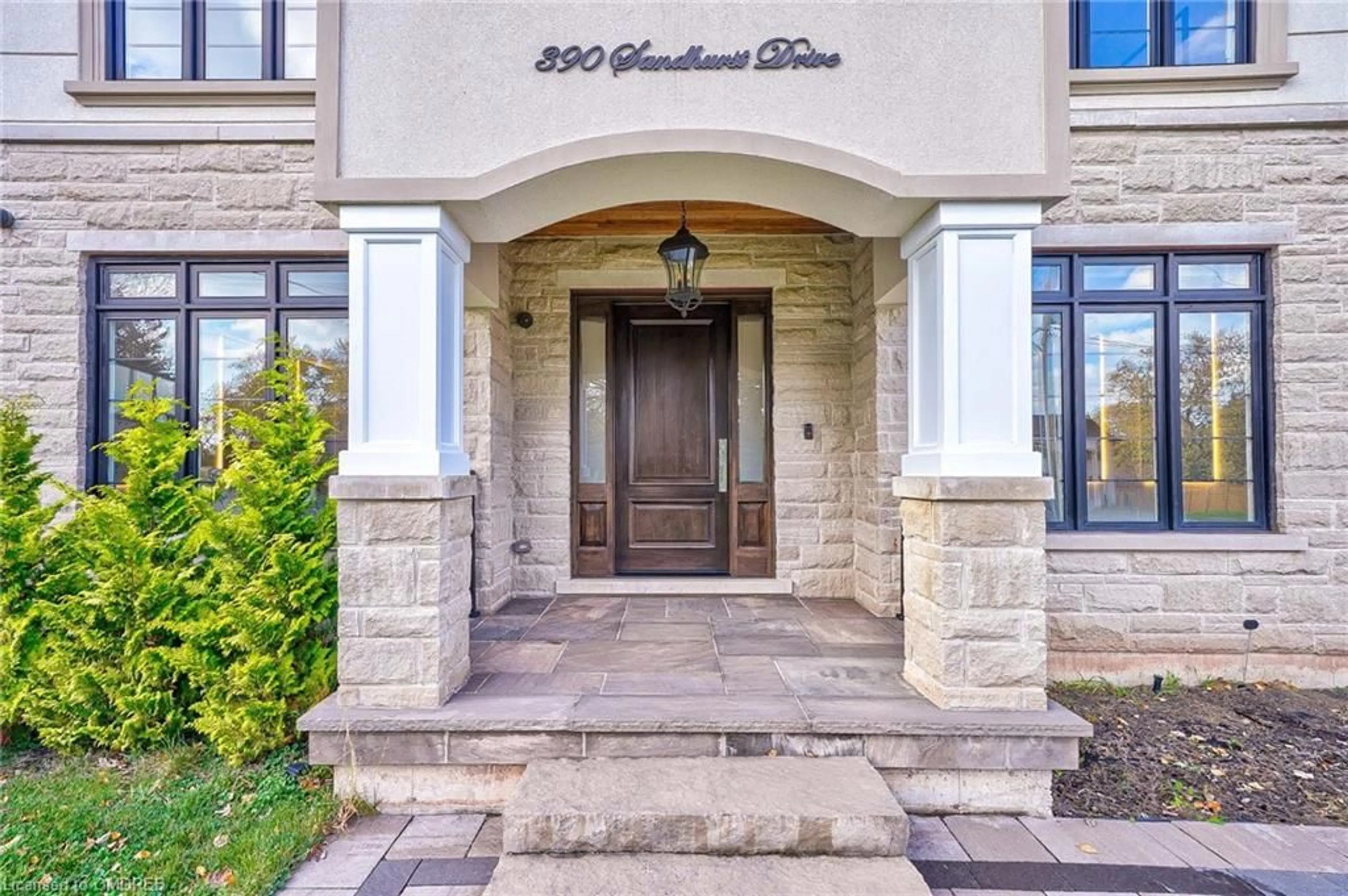 Indoor entryway, wood floors for 390 Sandhurst Dr, Oakville Ontario L6L 4L3