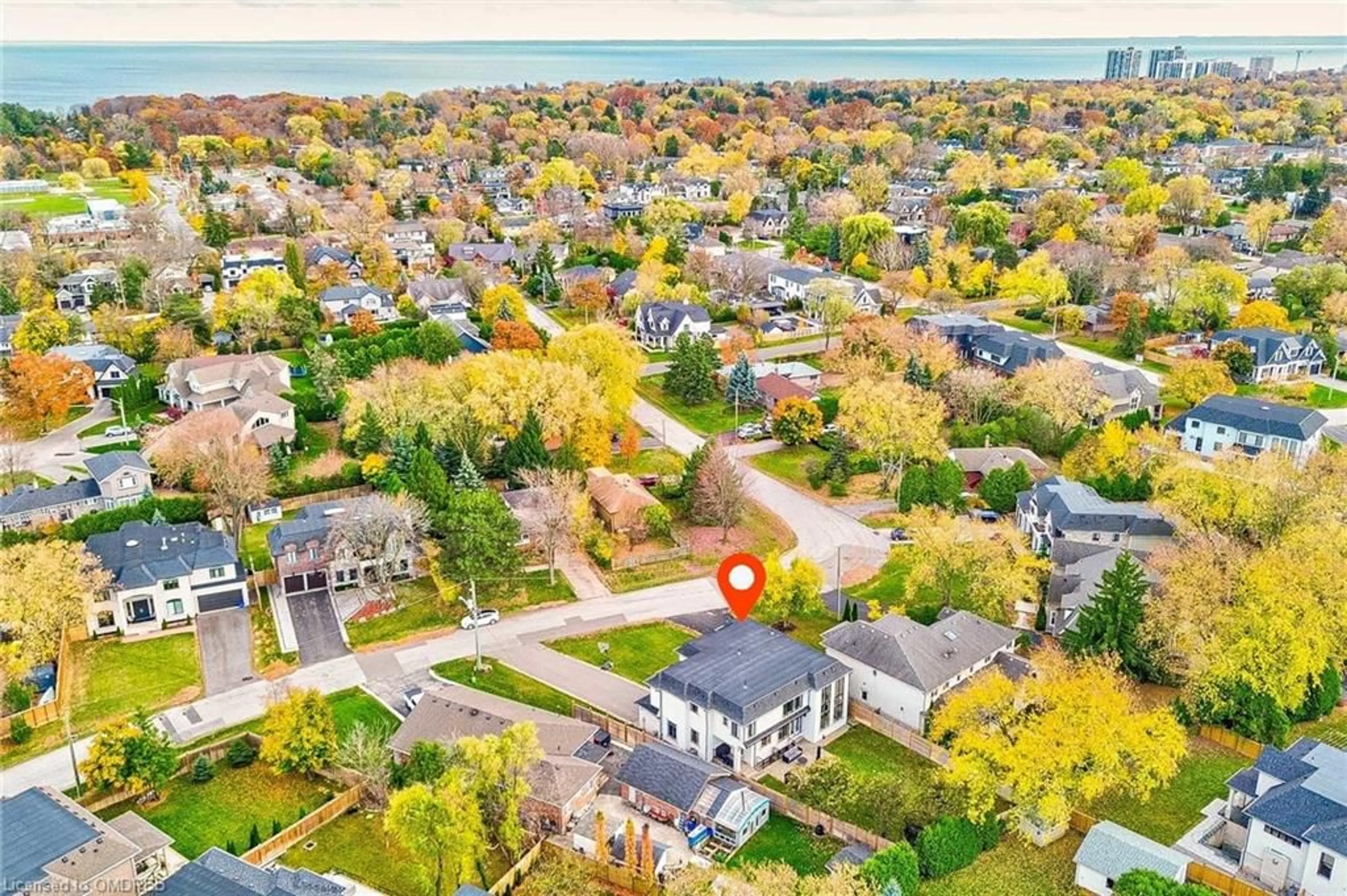 A pic from exterior of the house or condo, the street view for 390 Sandhurst Dr, Oakville Ontario L6L 4L3