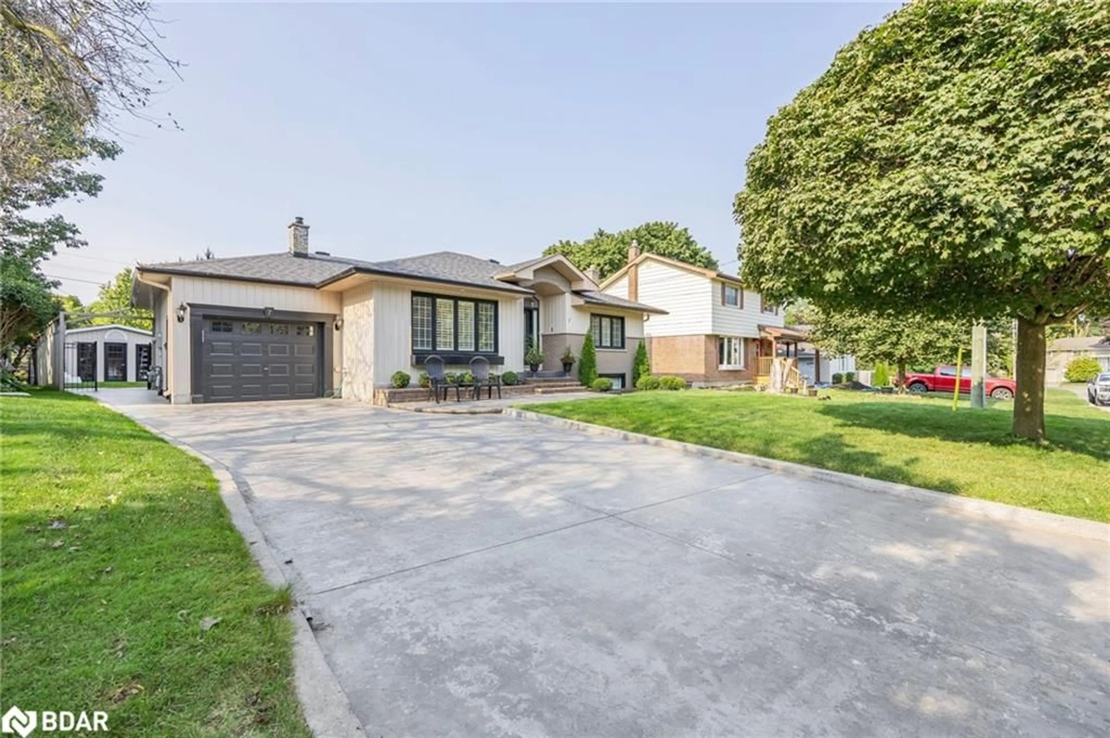 Frontside or backside of a home, the street view for 7 Howard Cres, Barrie Ontario L4M 2L7