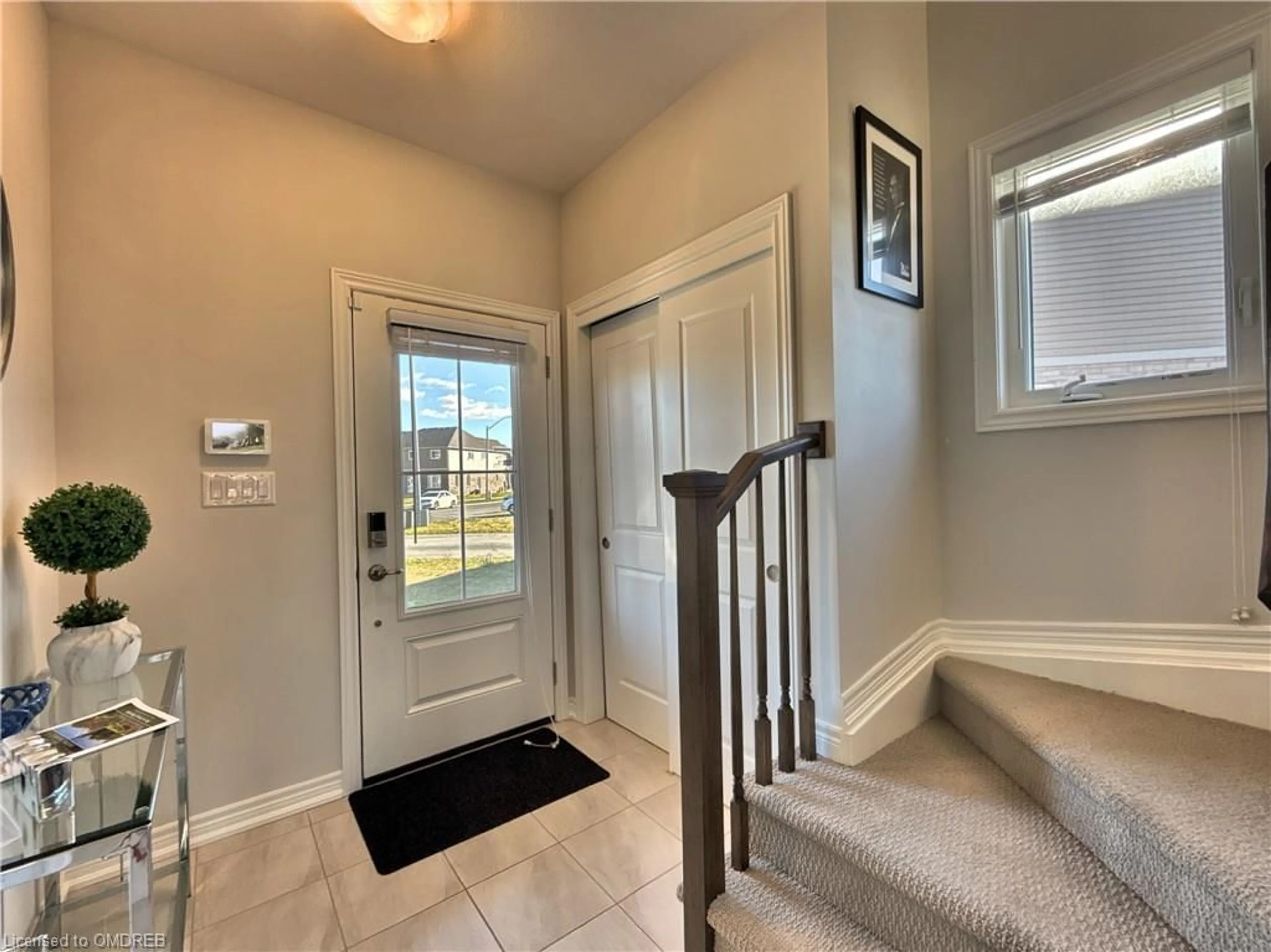 Indoor entryway, wood floors for 164 Sunflower Pl, Welland Ontario L3B 5N8