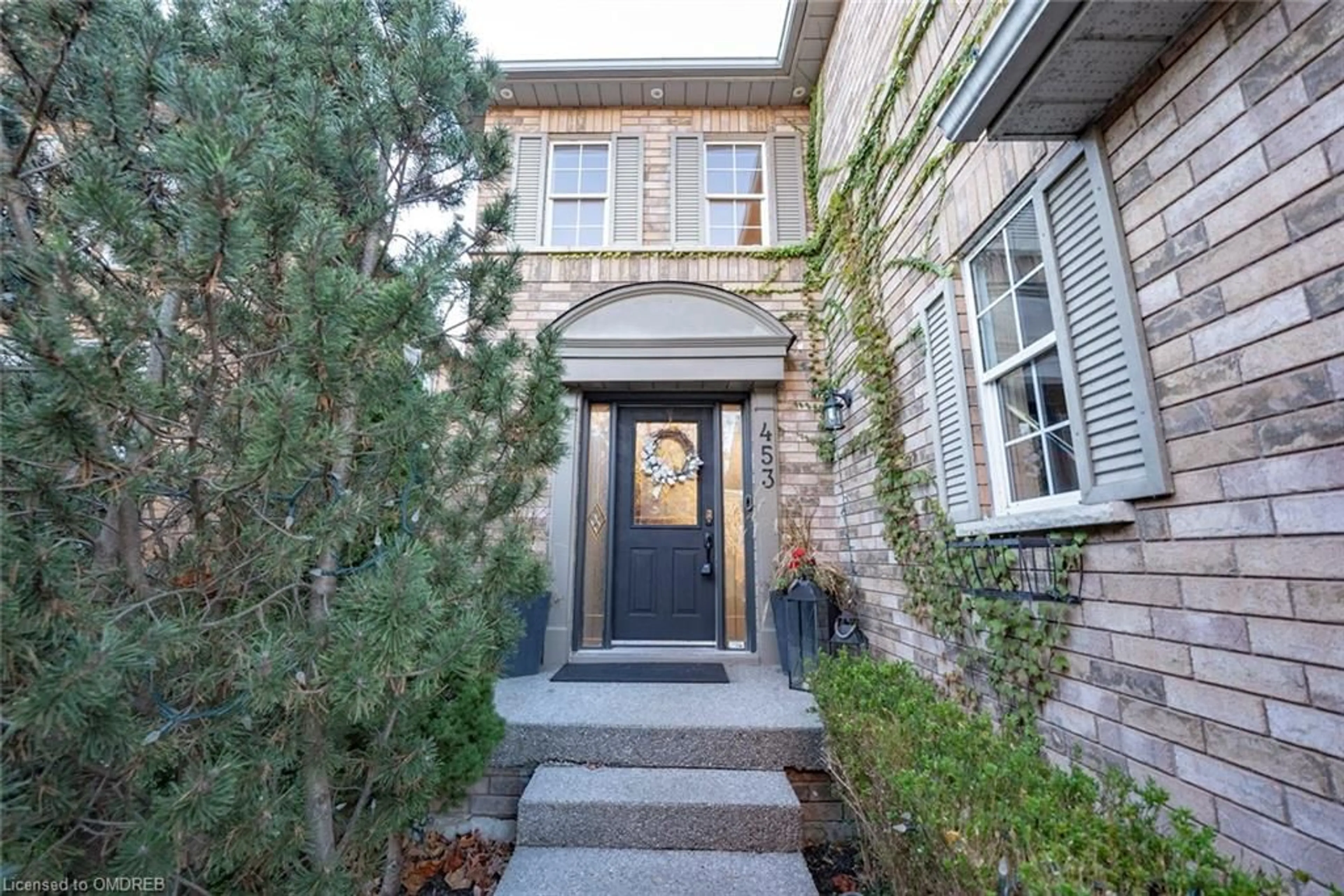 Indoor entryway, wood floors for 453 Pondview Pl, Oakville Ontario L6H 6S5