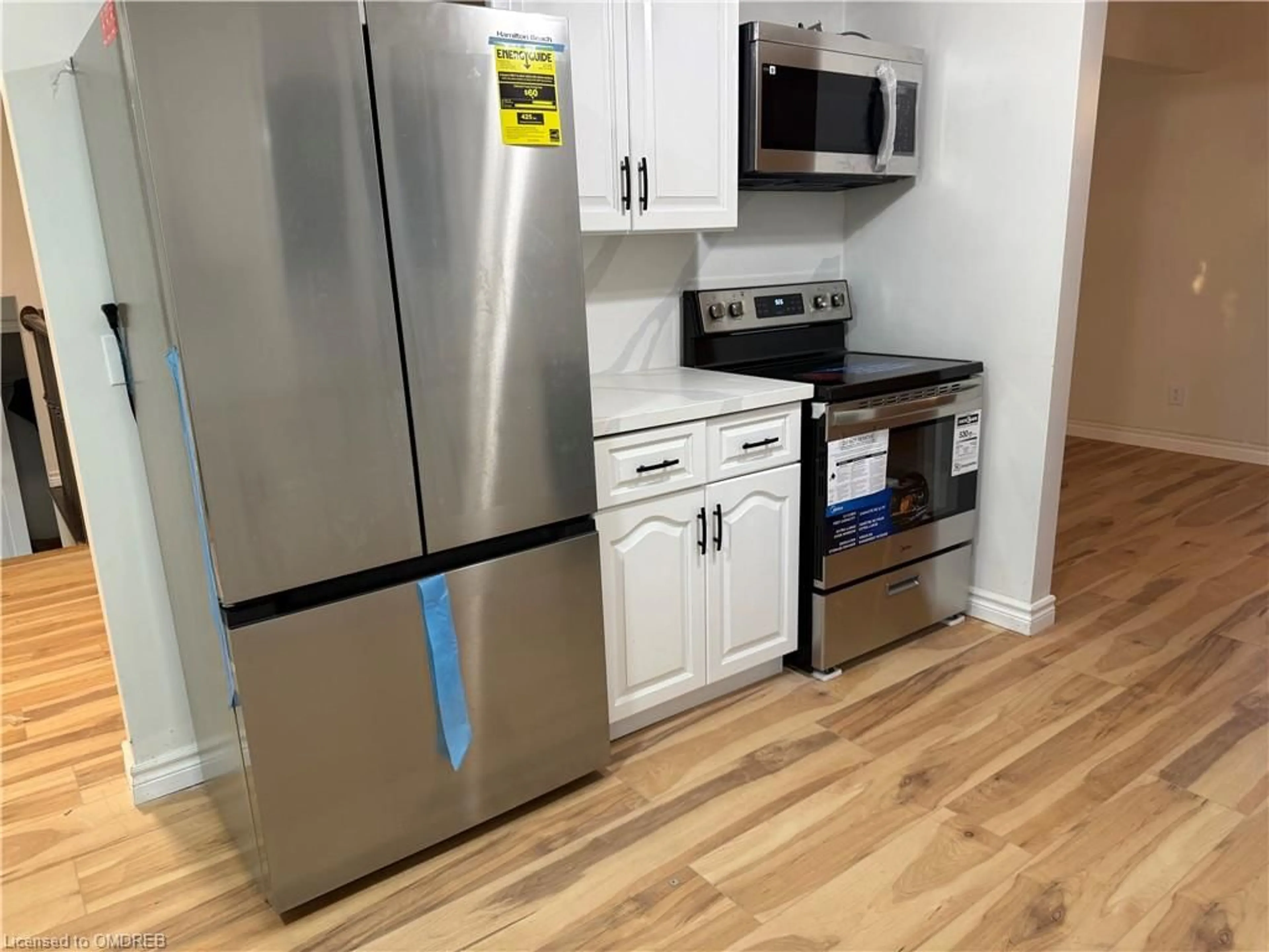 Standard kitchen, wood floors for 1190 Haist St, Fonthill Ontario L0S 1E2