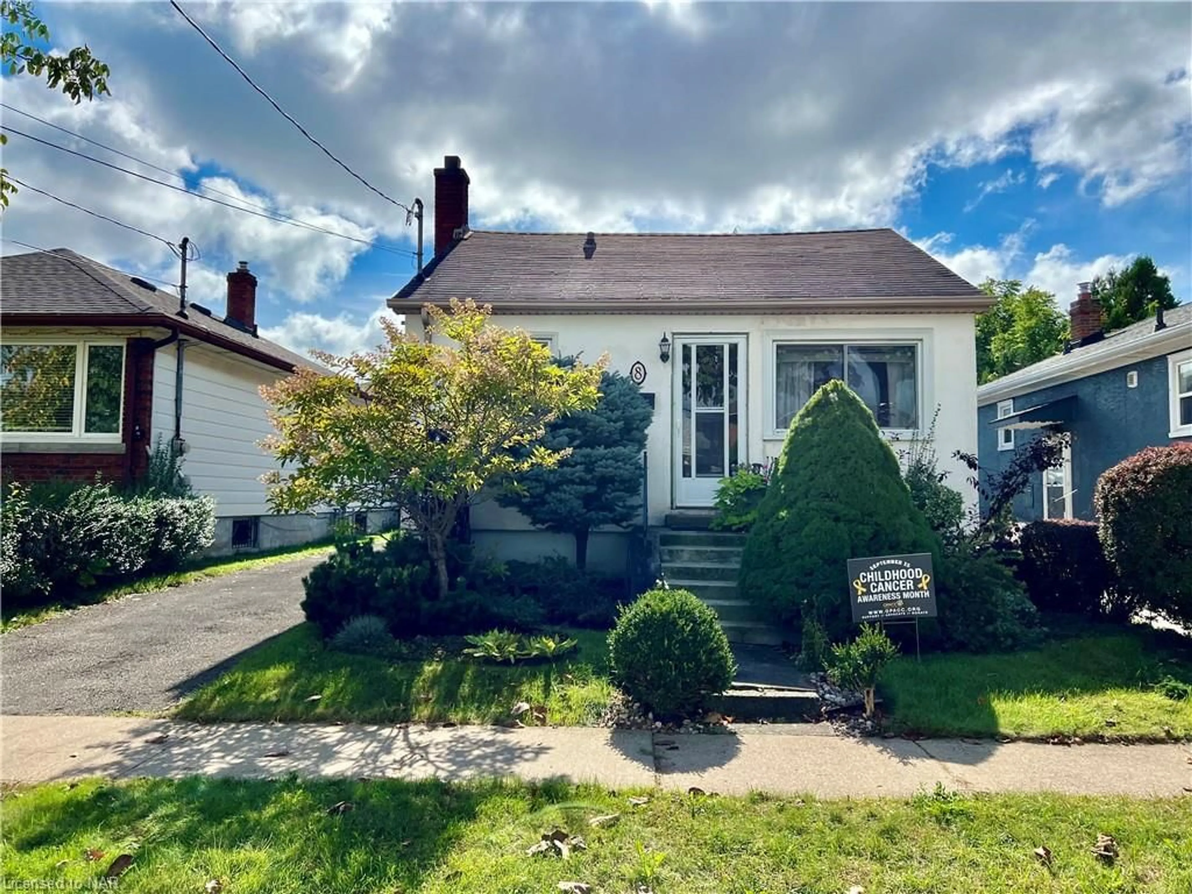 Frontside or backside of a home, cottage for 8 Garnet St, St. Catharines Ontario L2M 5E5