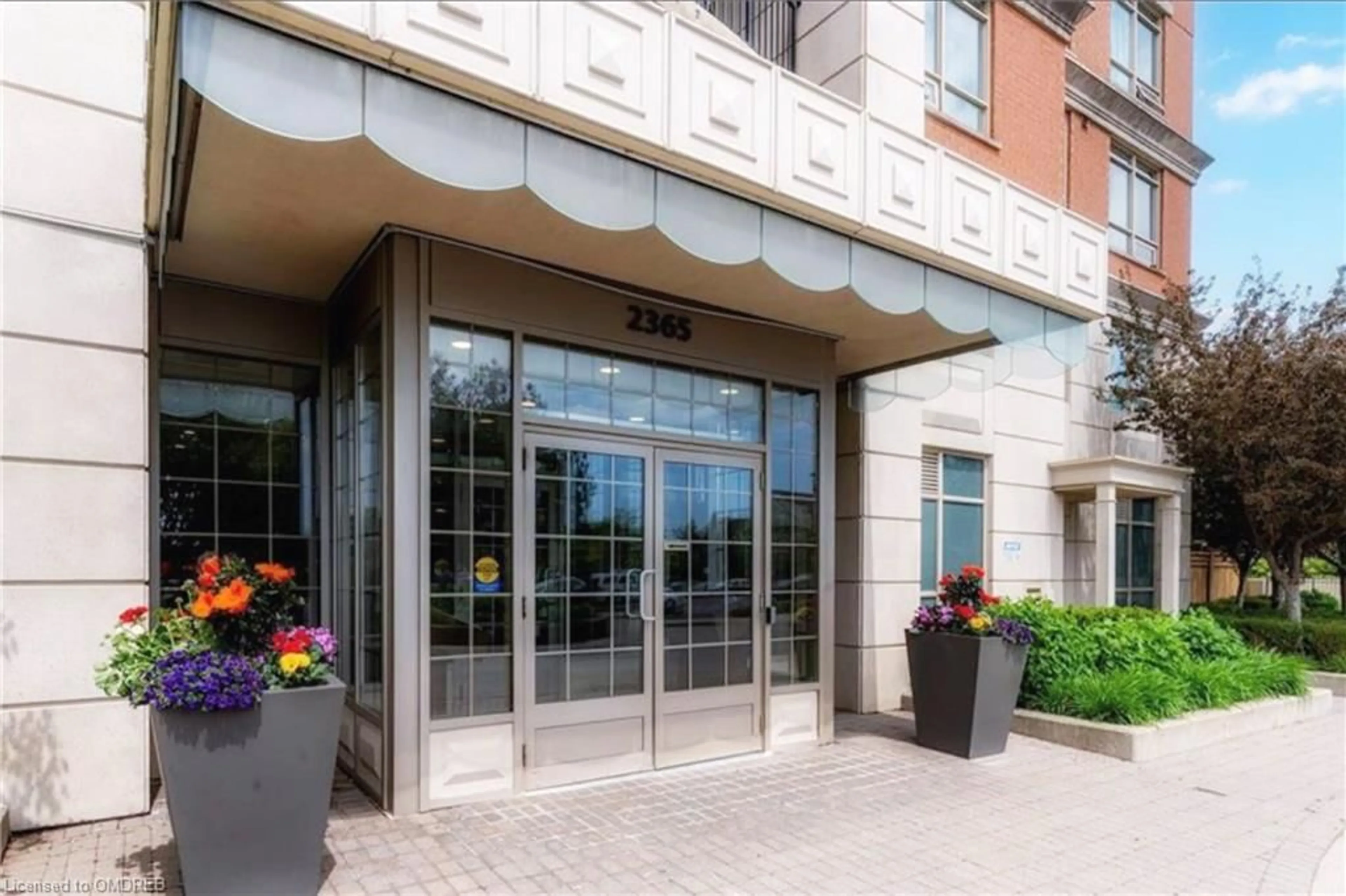 Indoor foyer for 2365 Central Park Dr #611, Oakville Ontario L6H 0C7