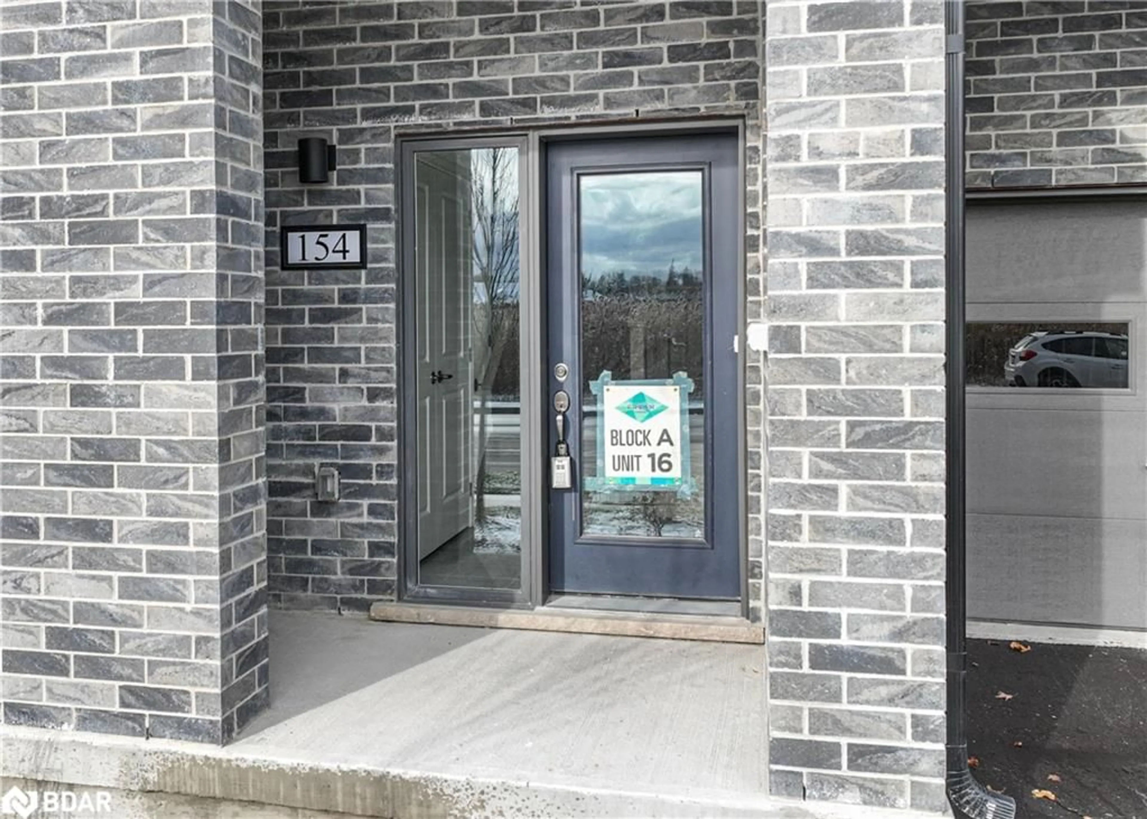 Indoor entryway, cement floor for 154 Elgin Street St, Orillia Ontario L3V 8P6