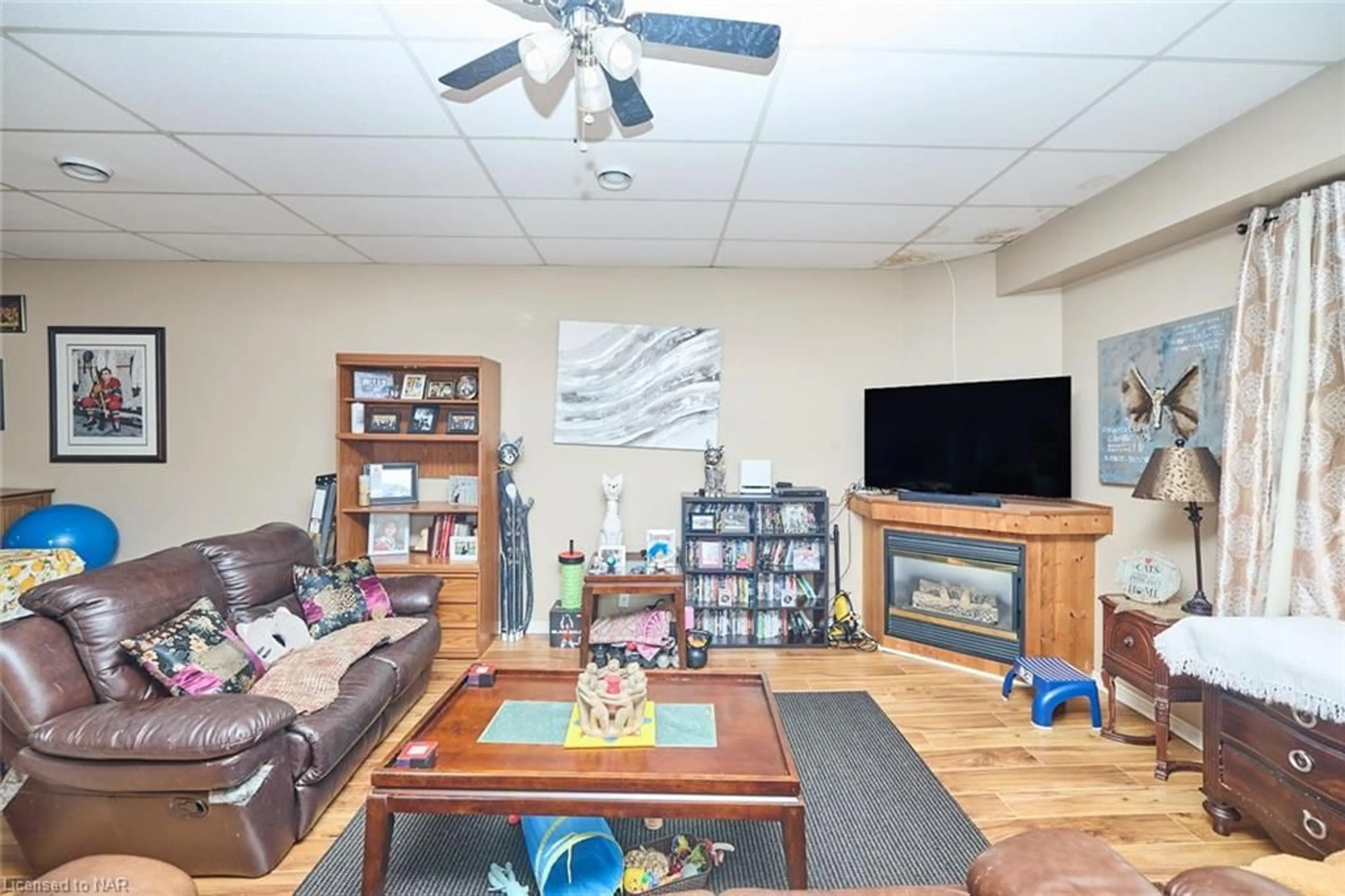 Living room, wood floors for 639 King St, Welland Ontario L3B 3L5