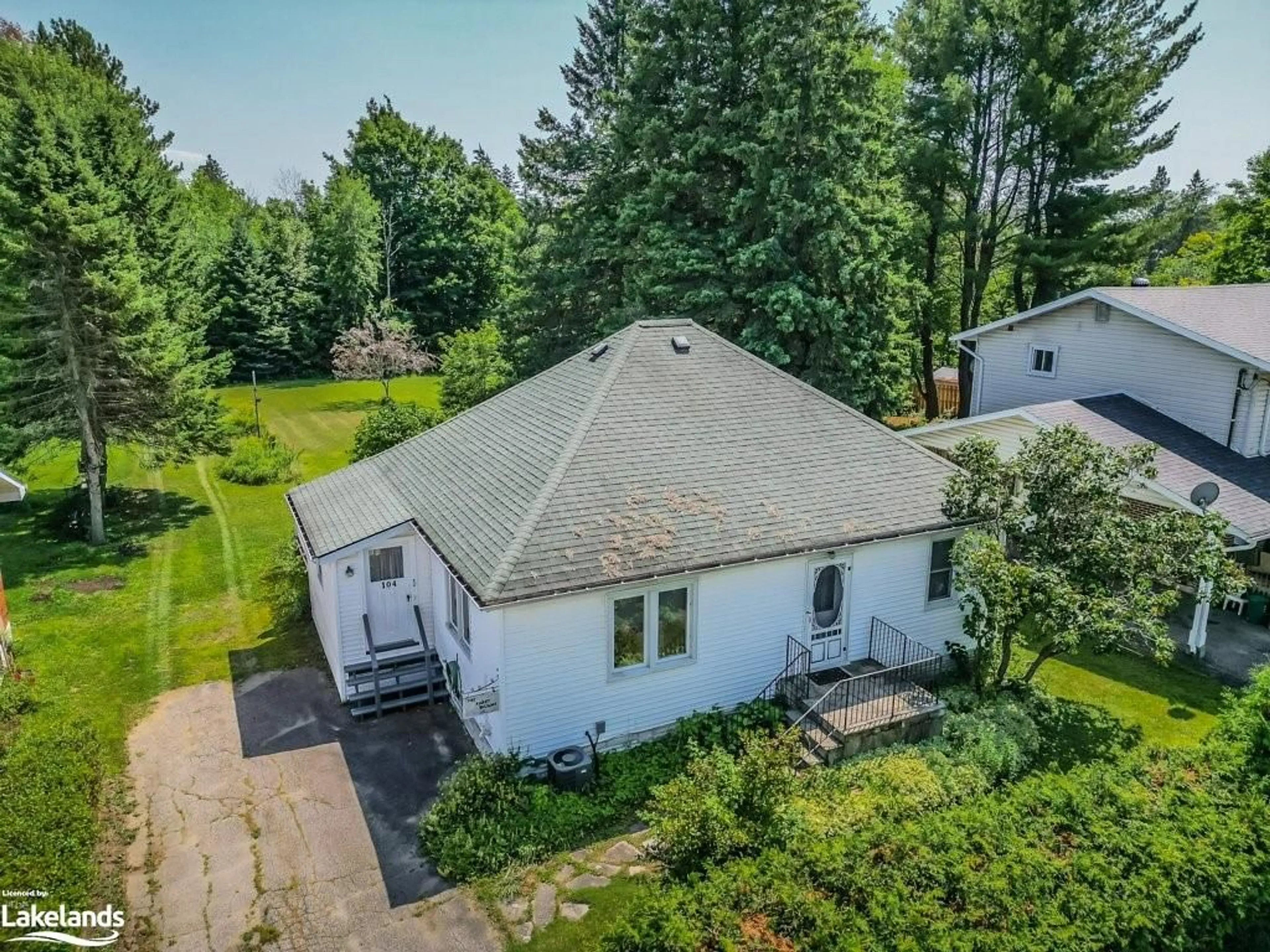 Frontside or backside of a home, cottage for 104 Ann St, Bracebridge Ontario P1L 1M1