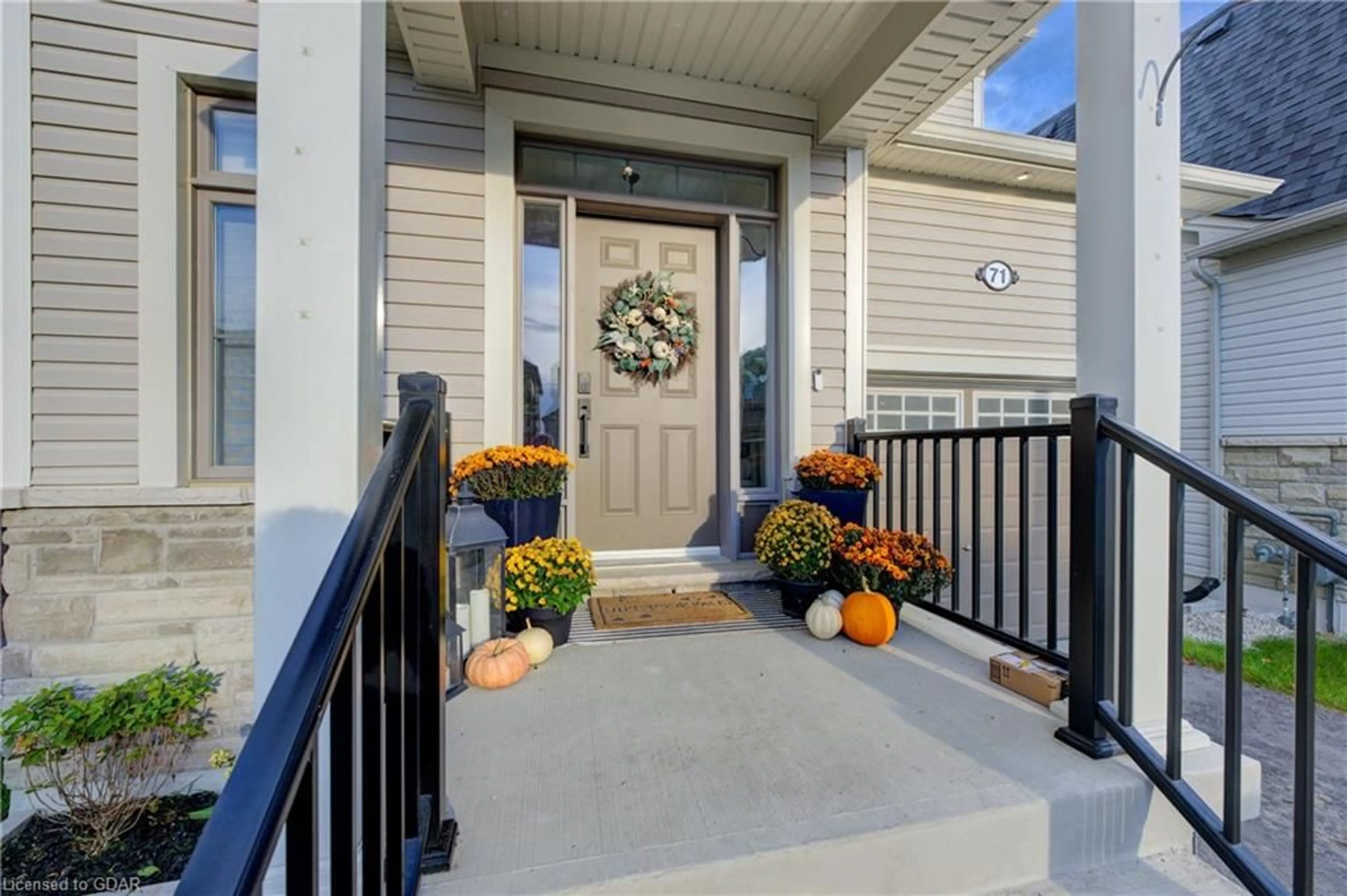 Indoor entryway, wood floors for 71 Dass Dr, Fergus Ontario N1M 0H9