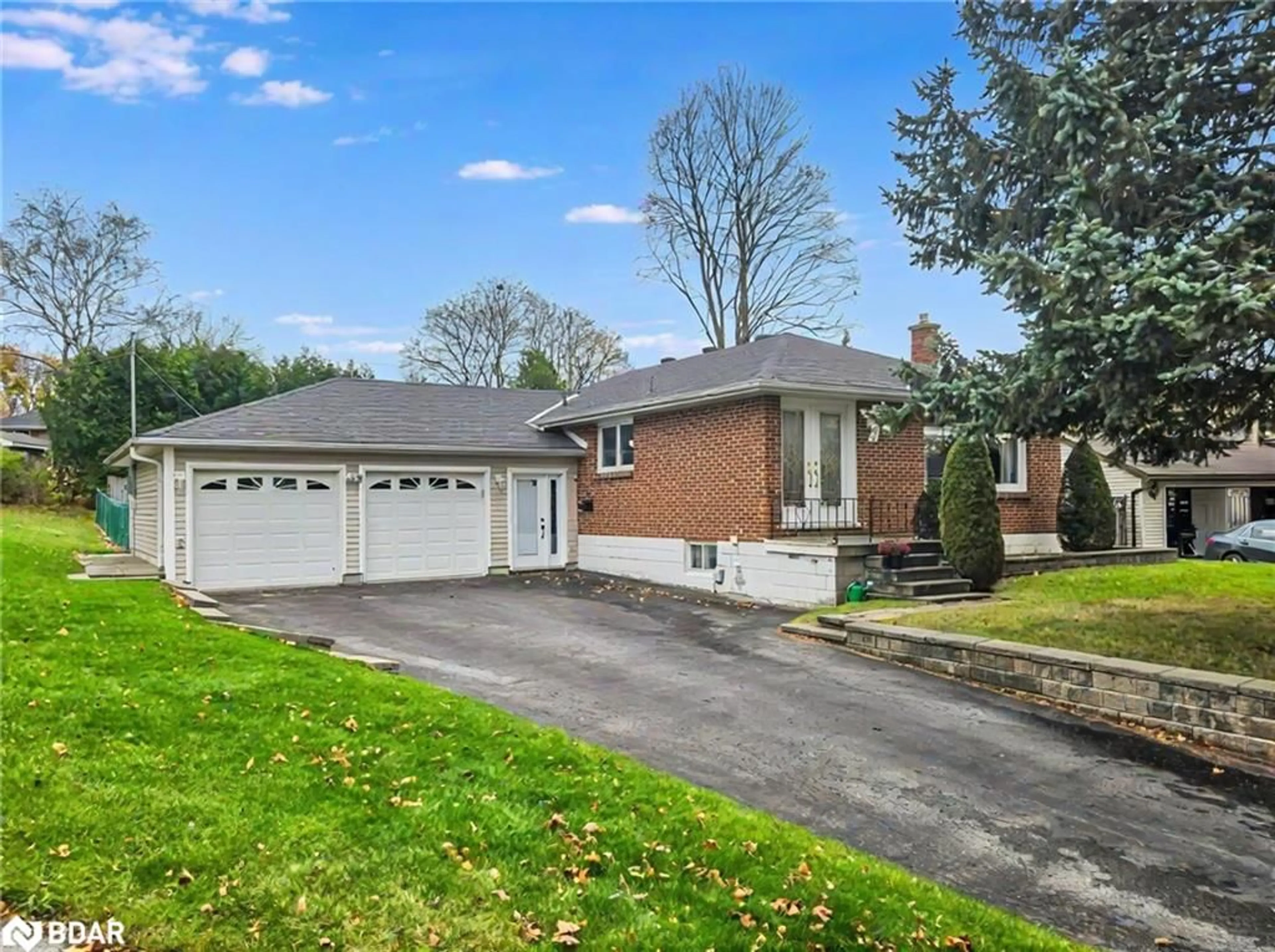 Frontside or backside of a home, cottage for 5 Creswick Crt, Barrie Ontario L4M 2J7