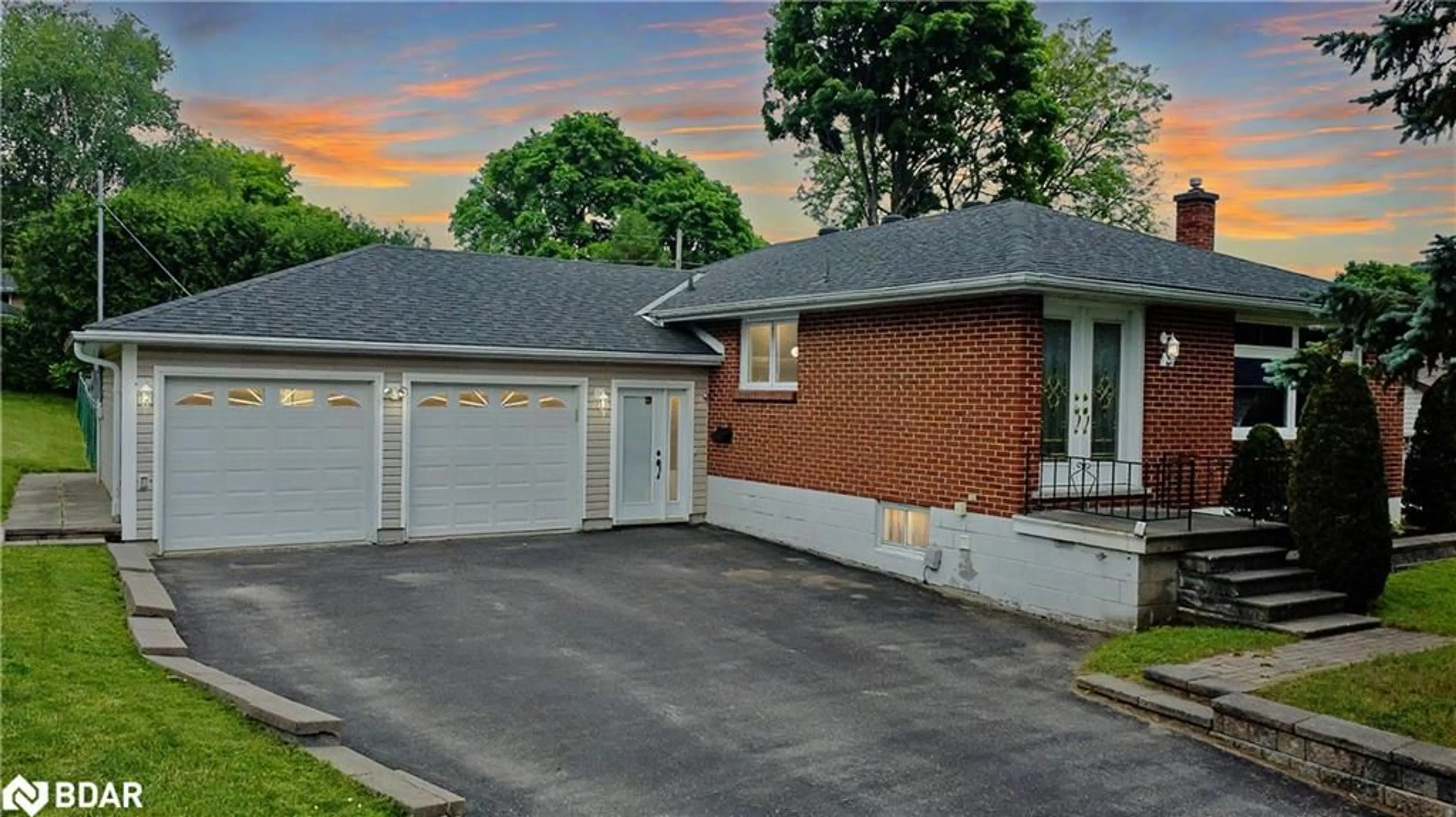 A pic from exterior of the house or condo, the fenced backyard for 5 Creswick Crt, Barrie Ontario L4M 2J7