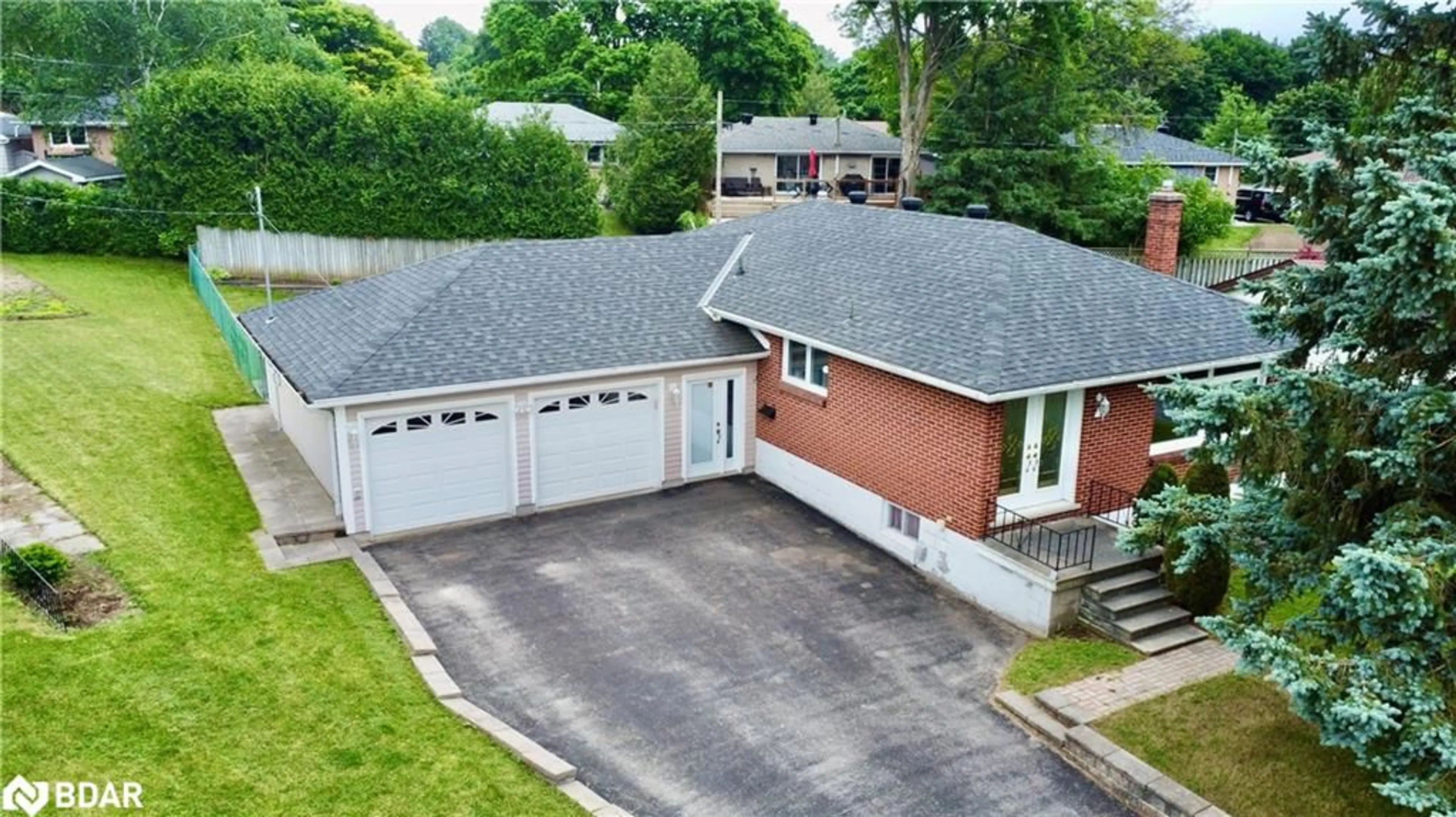 Frontside or backside of a home, cottage for 5 Creswick Crt, Barrie Ontario L4M 2J7