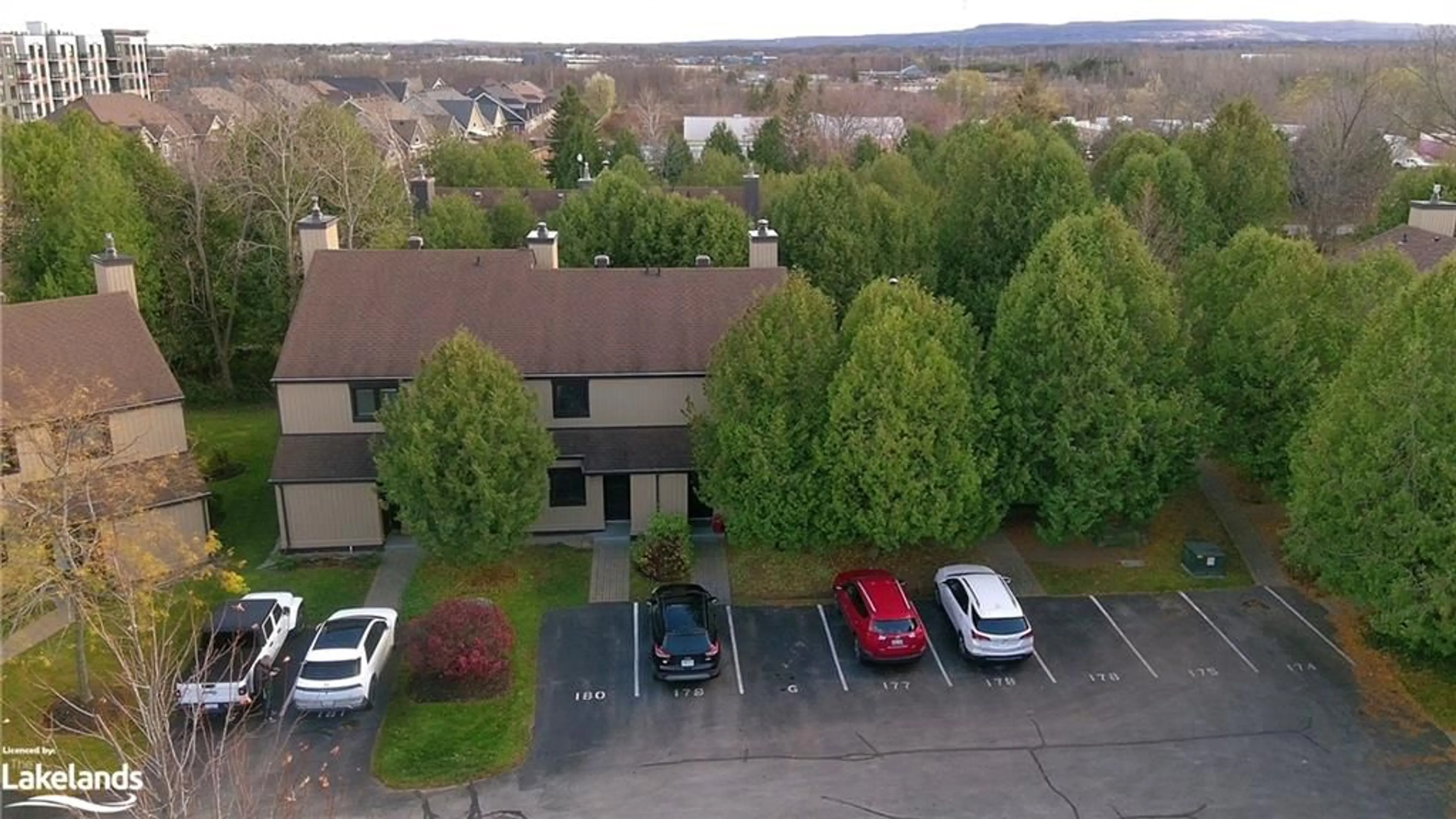 A pic from exterior of the house or condo, the front or back of building for 180 Escarpment Cres, Collingwood Ontario L9Y 5B4