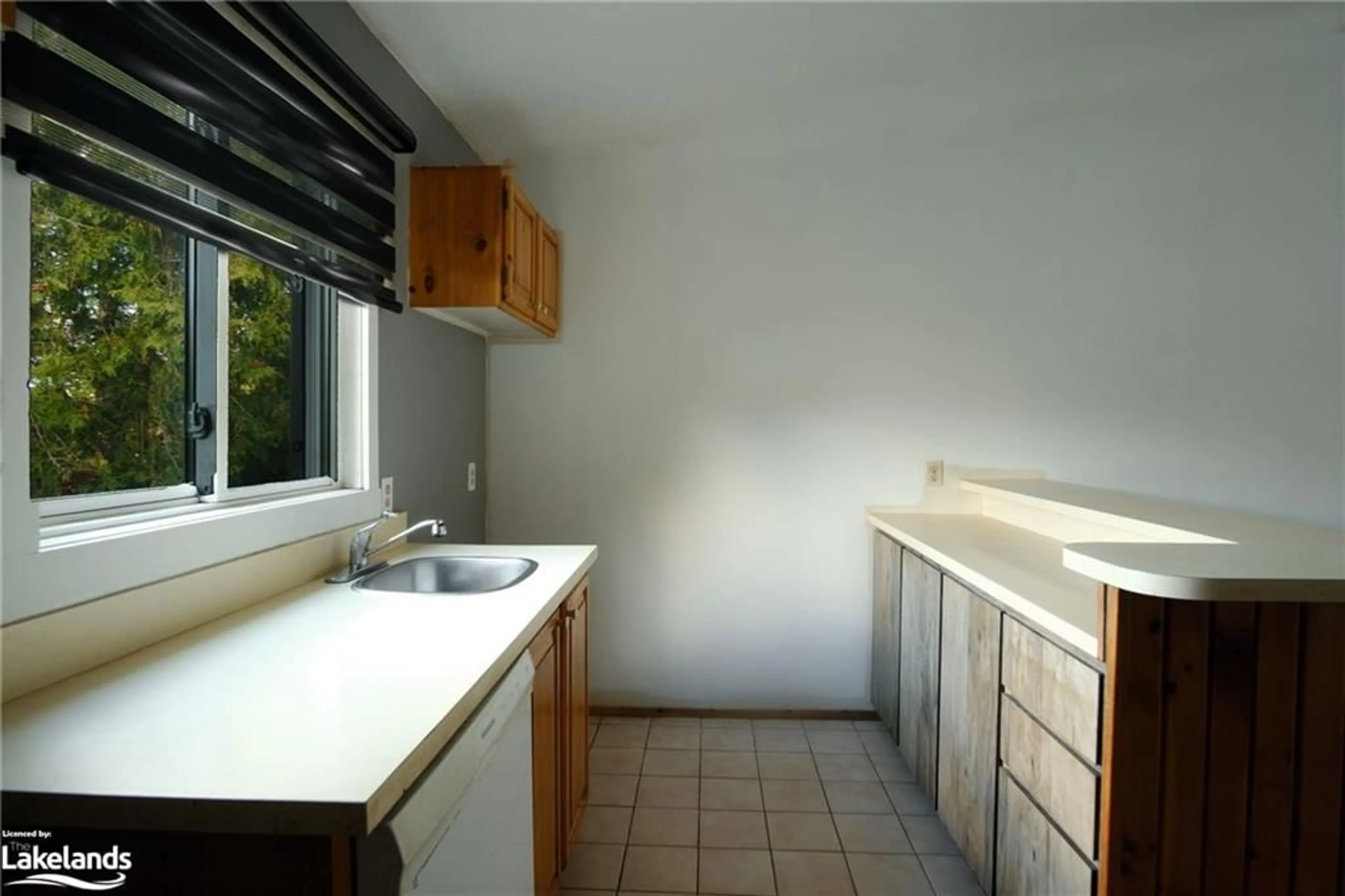 Standard kitchen, unknown floor, cottage for 180 Escarpment Cres, Collingwood Ontario L9Y 5B4