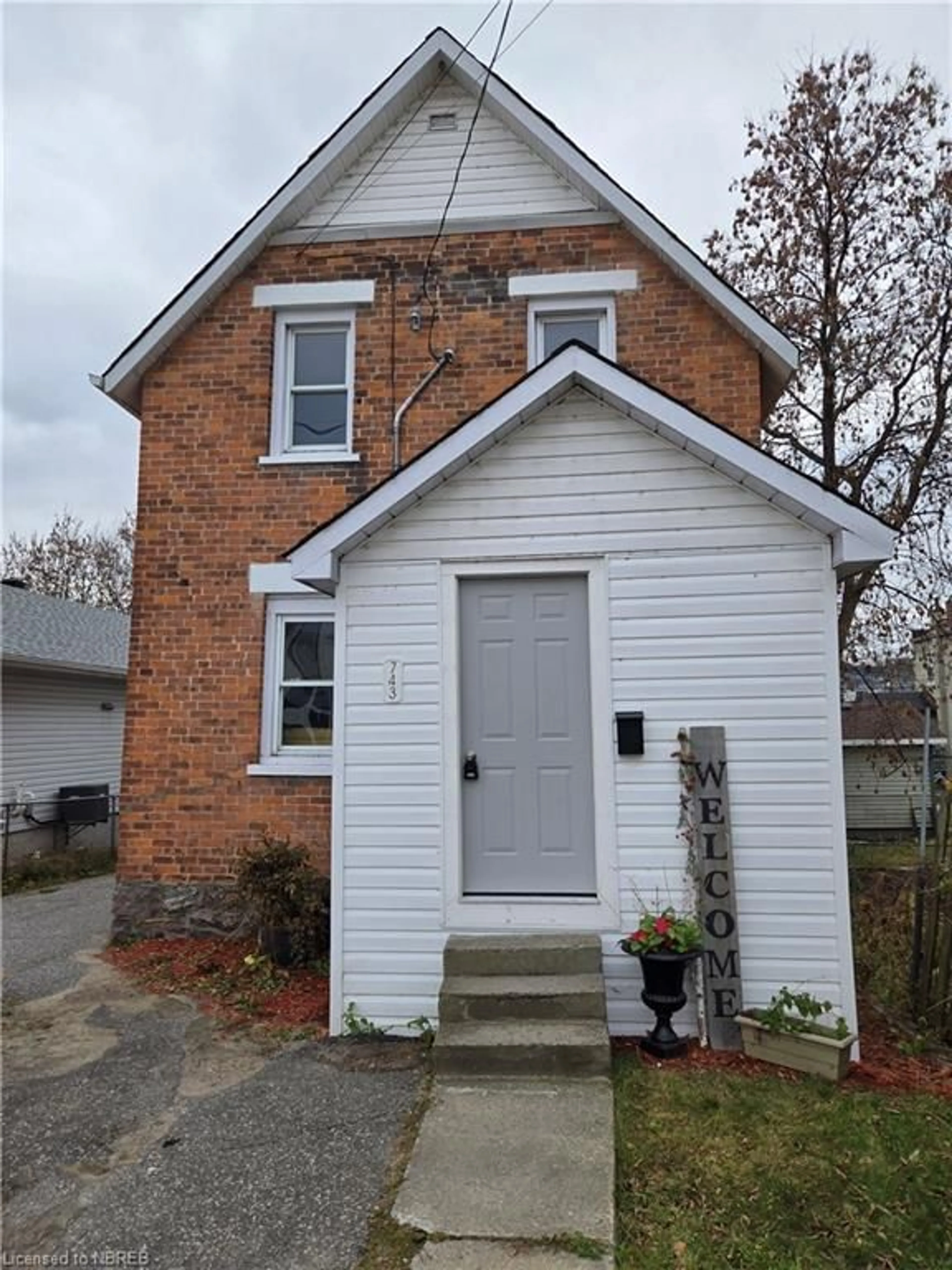 Frontside or backside of a home, cottage for 743 Cedar St, North Bay Ontario P1B 6P7