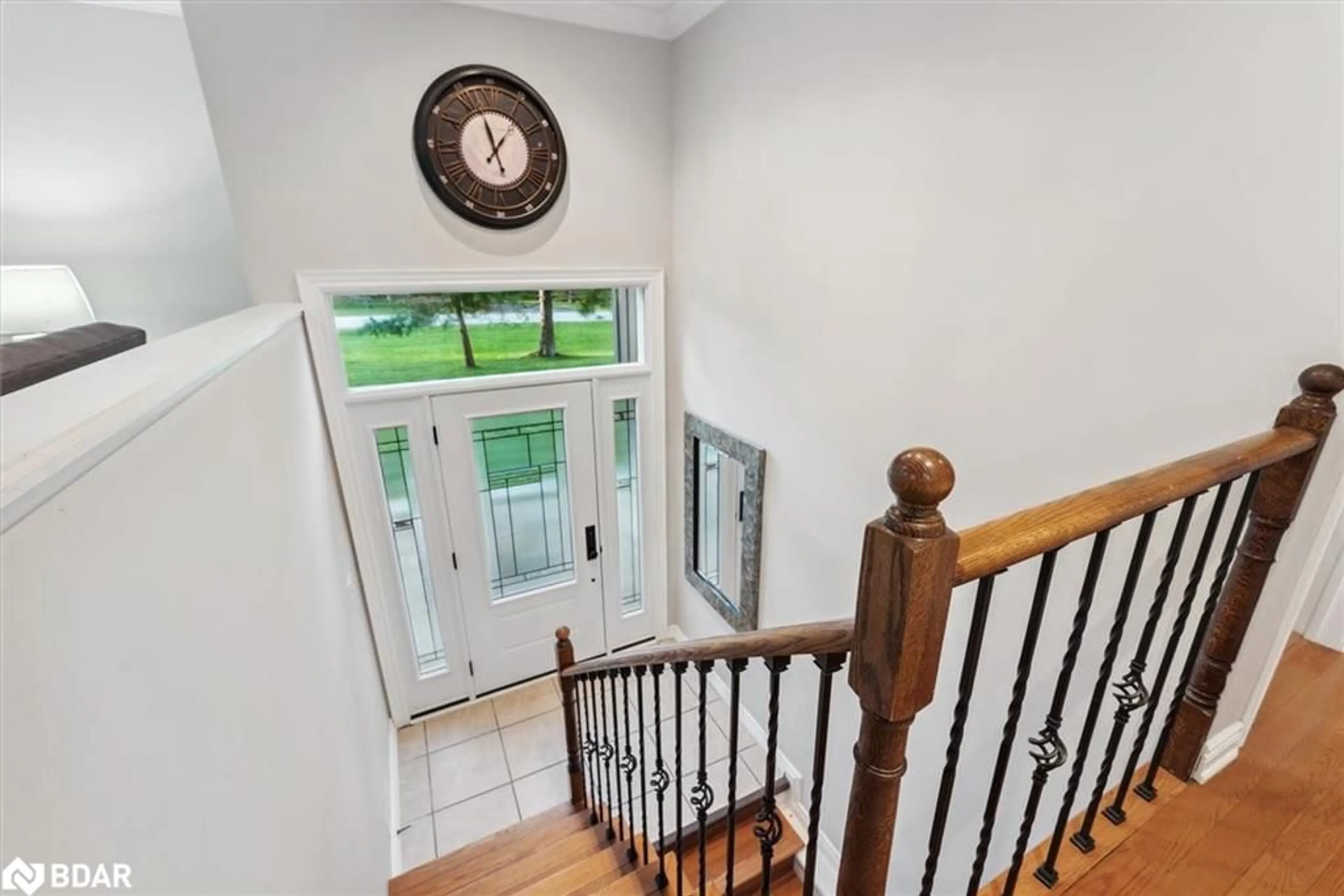 Indoor foyer, wood floors for 100 Pine Post Rd, Keswick Ontario L4P 3C8