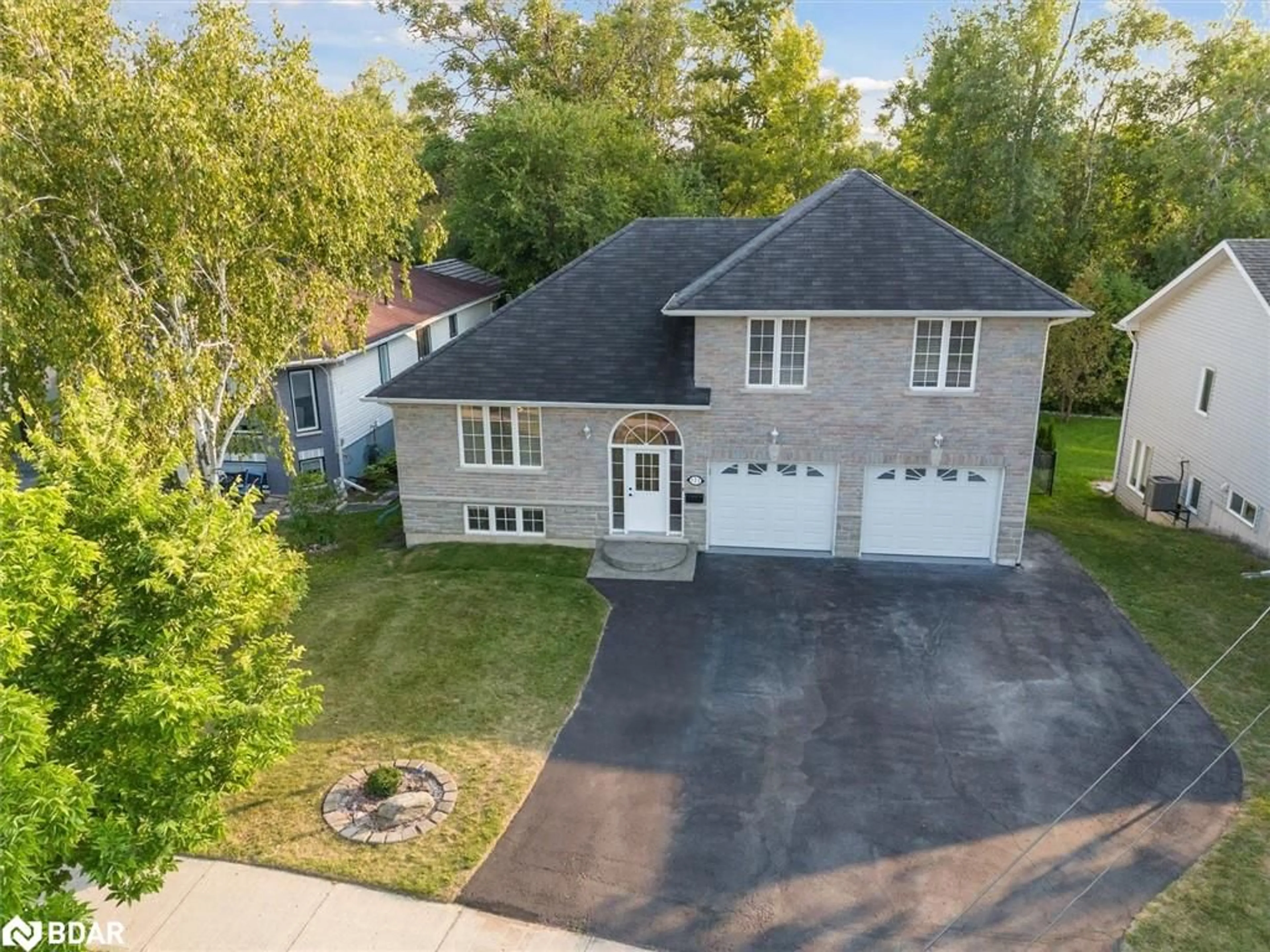 Frontside or backside of a home, cottage for 121 Riverglen Dr, Keswick Ontario L4P 2R3