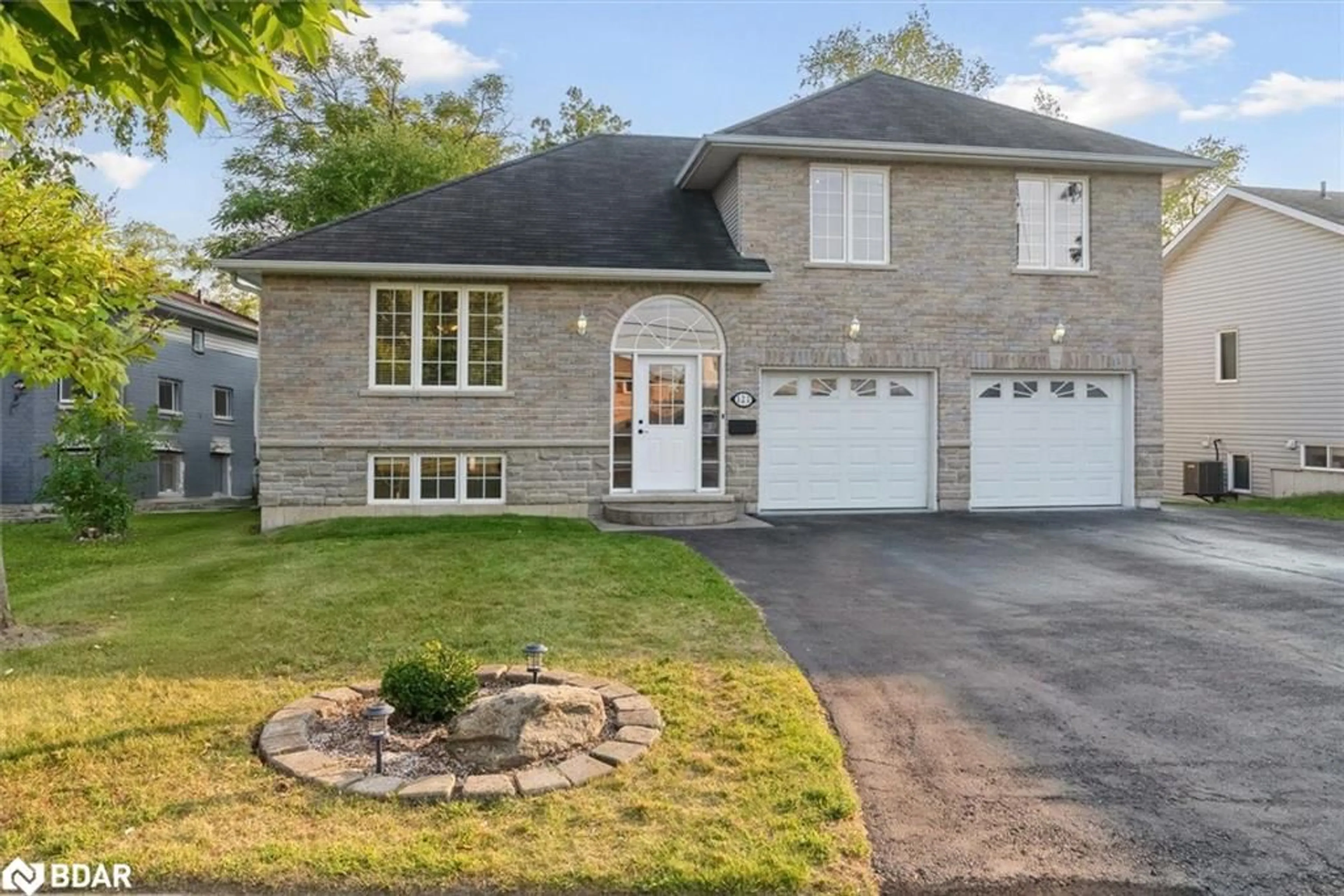 Frontside or backside of a home, cottage for 121 Riverglen Dr, Keswick Ontario L4P 2R3