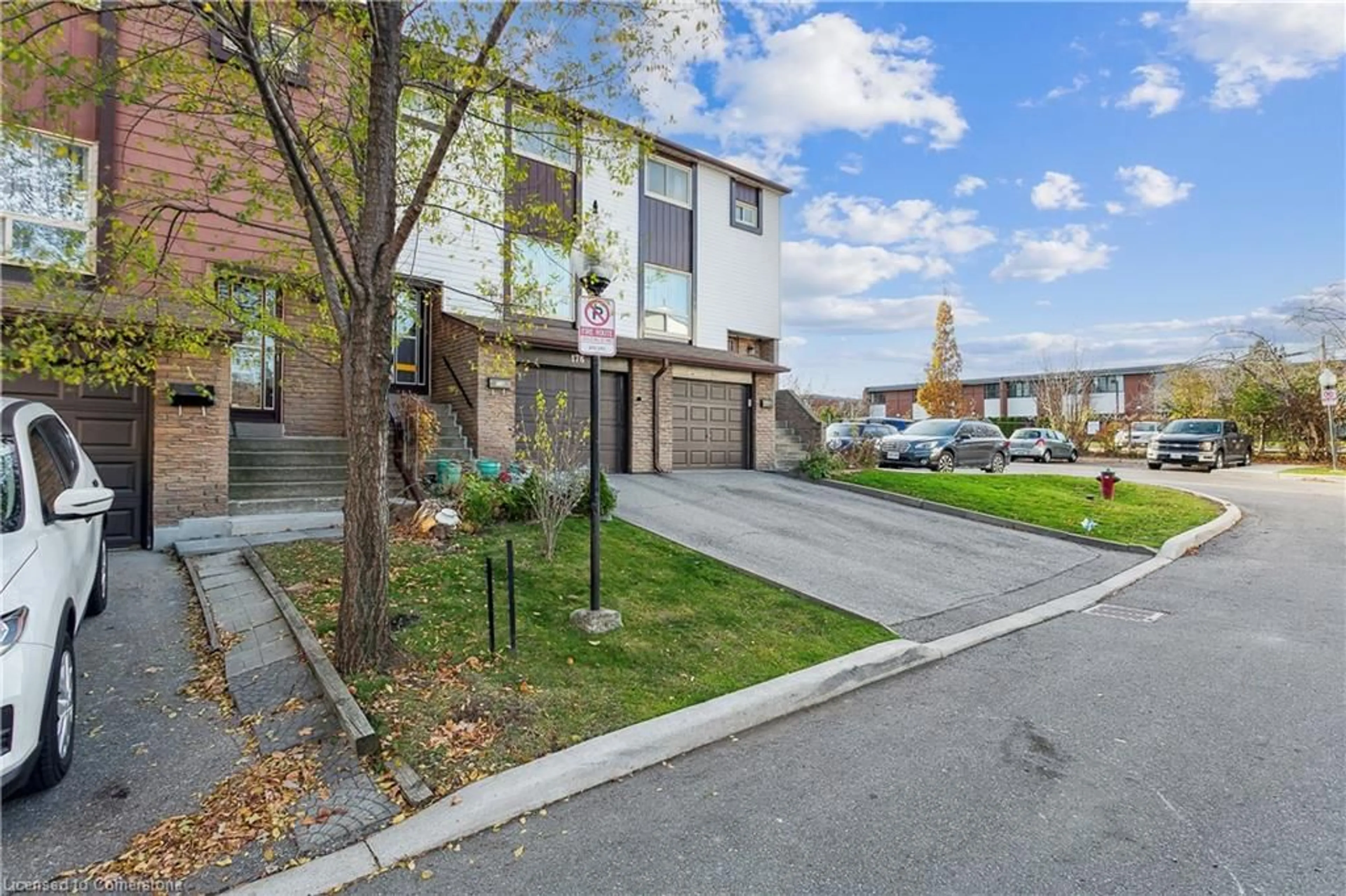 A pic from exterior of the house or condo, the street view for 1221 Dundix Rd #176, Mississauga Ontario L4Y 3Y9