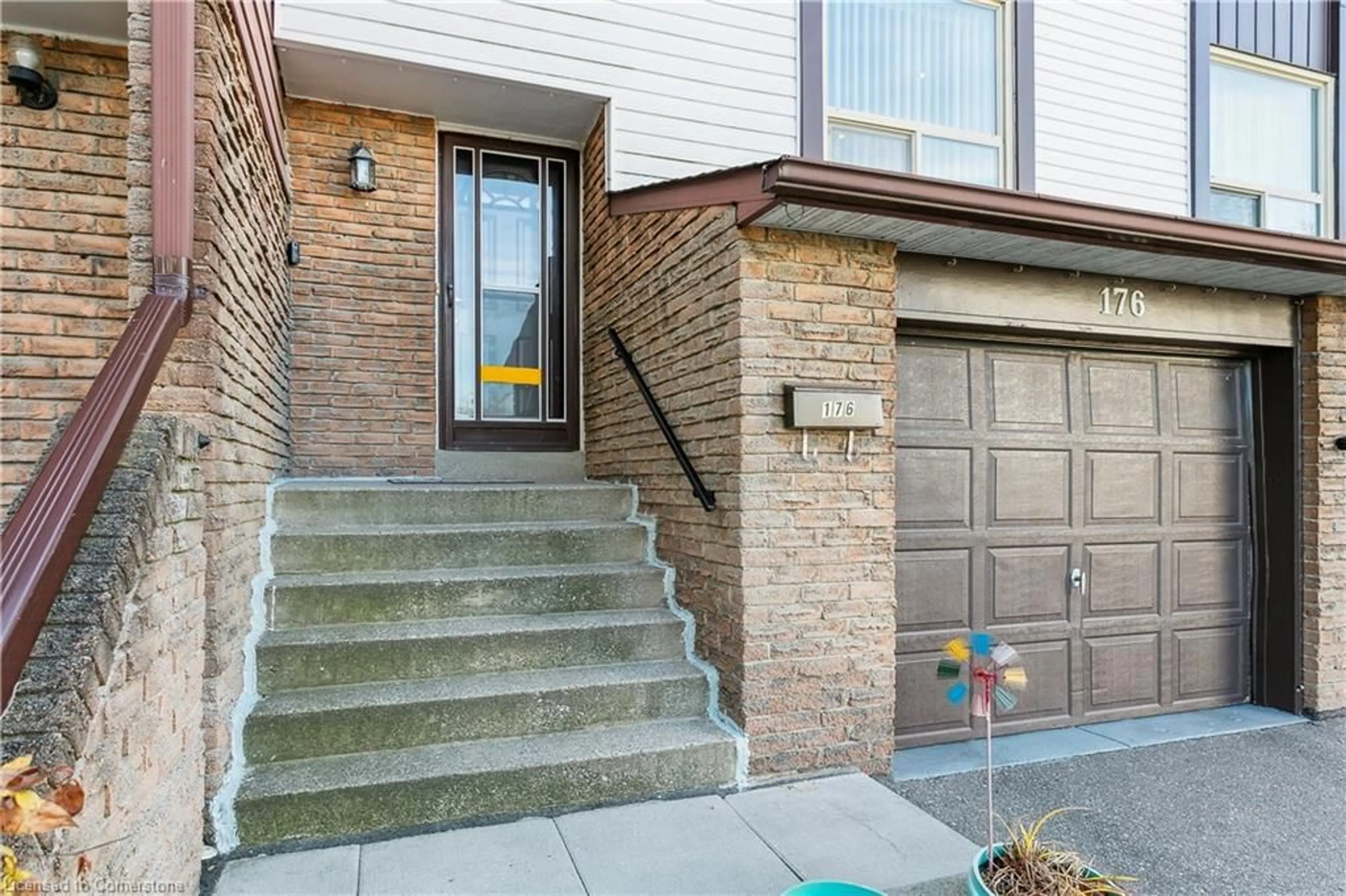 Home with brick exterior material for 1221 Dundix Rd #176, Mississauga Ontario L4Y 3Y9