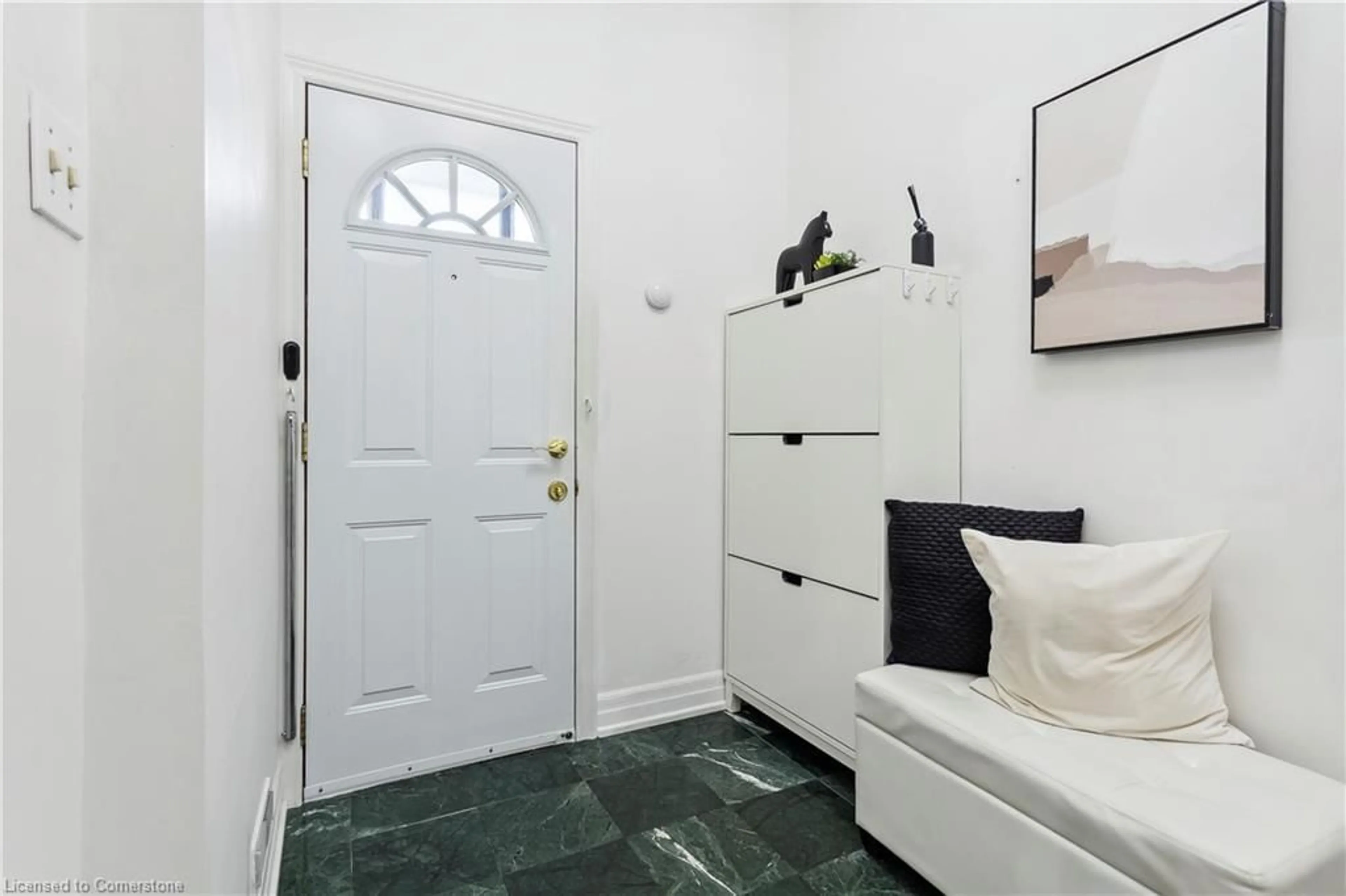 Indoor entryway, unknown floor for 1221 Dundix Rd #176, Mississauga Ontario L4Y 3Y9