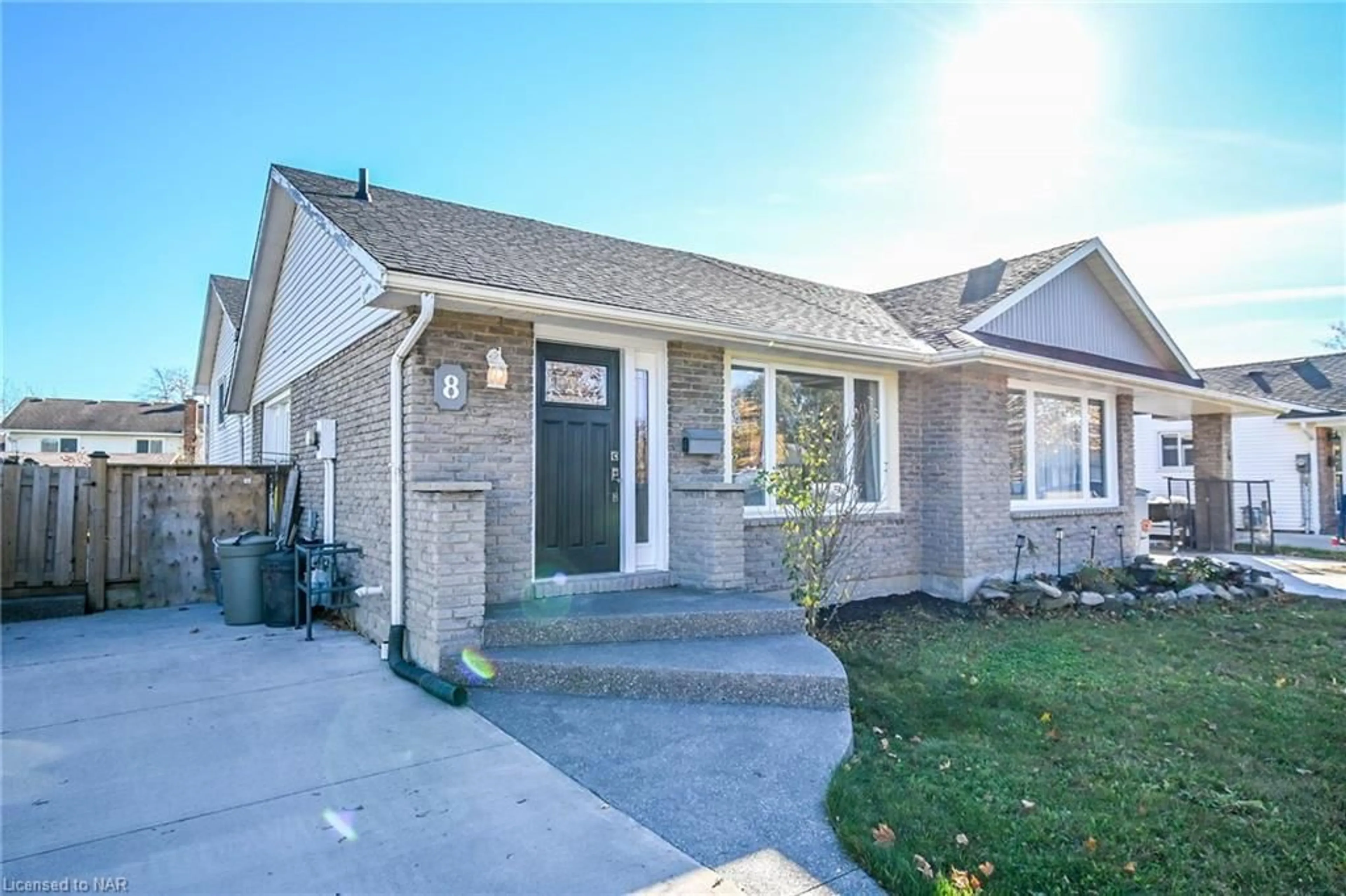 Frontside or backside of a home, cottage for 8 Dundee Dr, St. Catharines Ontario L2P 3T1