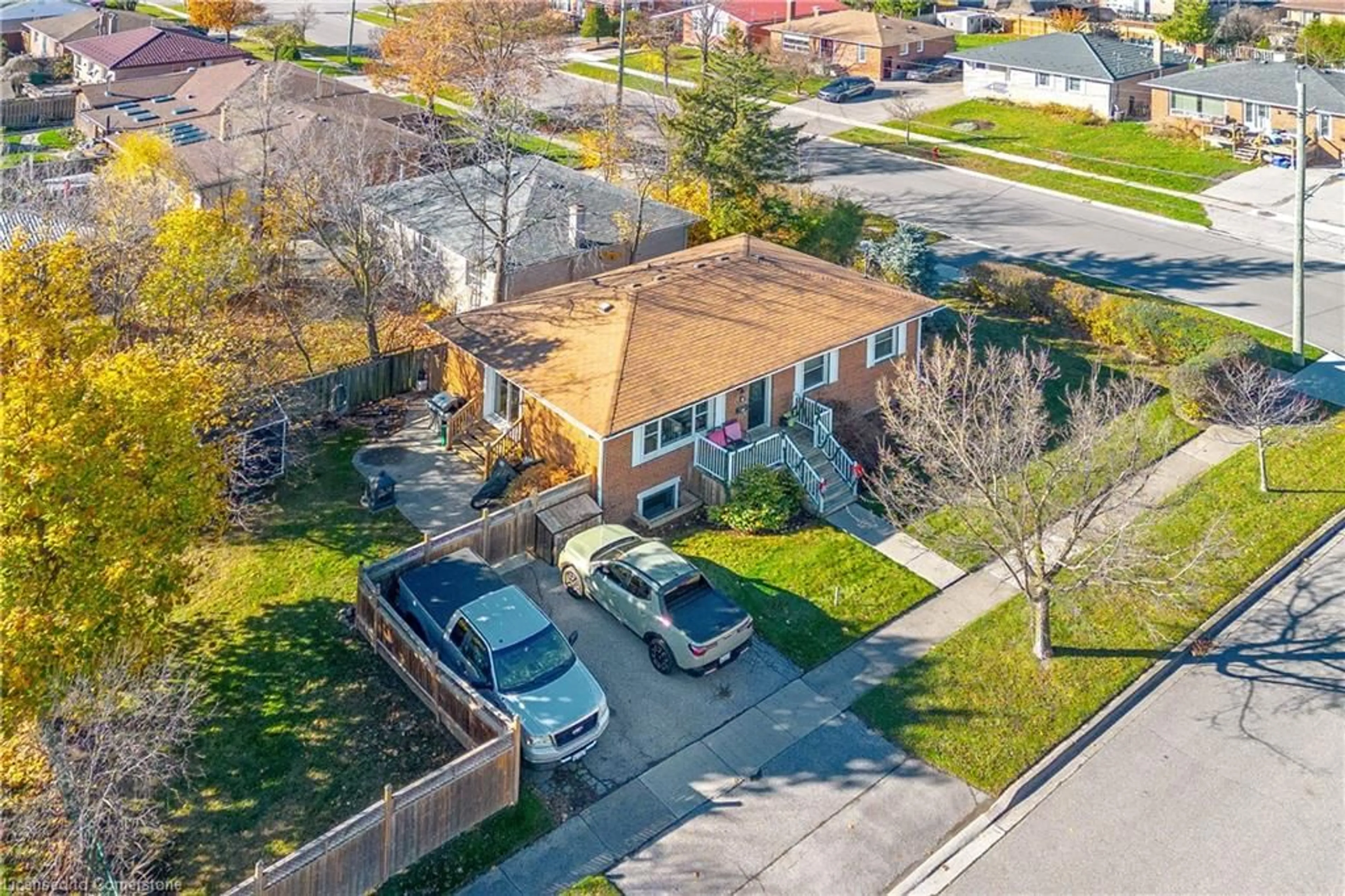 A pic from exterior of the house or condo, the street view for 2 Gray Gate, Georgetown Ontario L7G 3W3