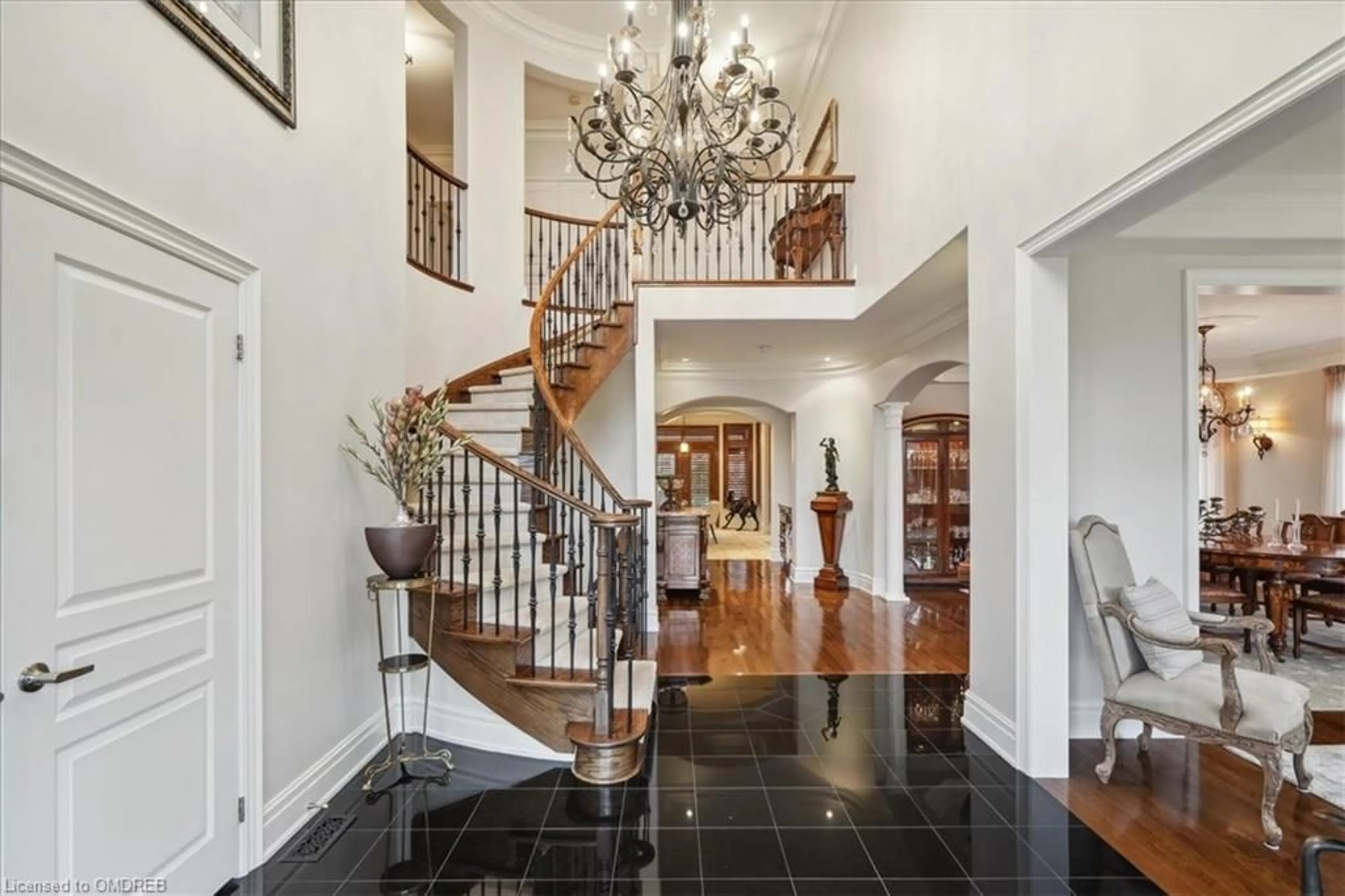 Indoor foyer, wood floors for 559 Golfview Crt, Oakville Ontario L6M 4W6