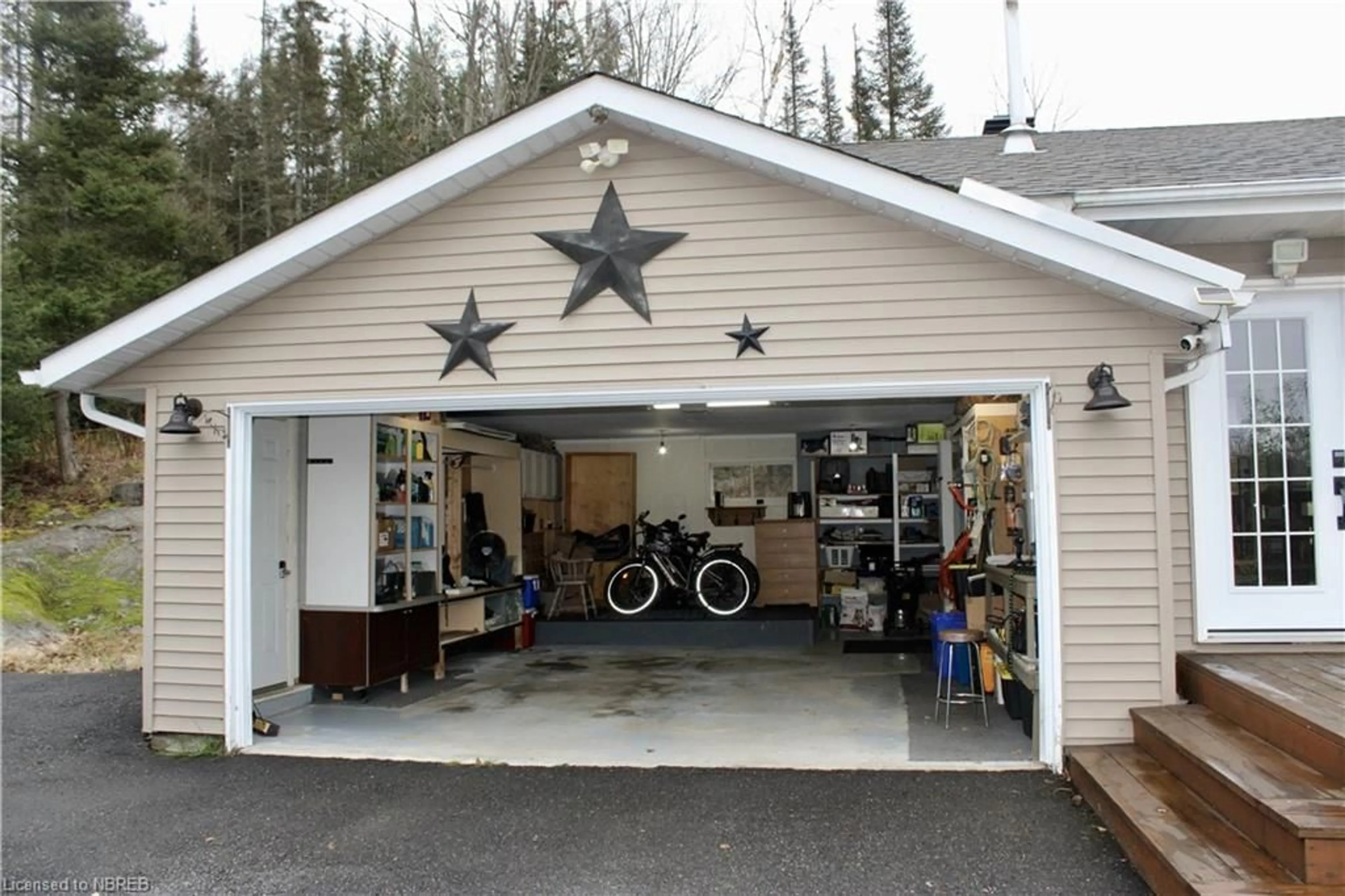 Indoor garage for 11 Rivers Rd, Callander Ontario P0H 1H0