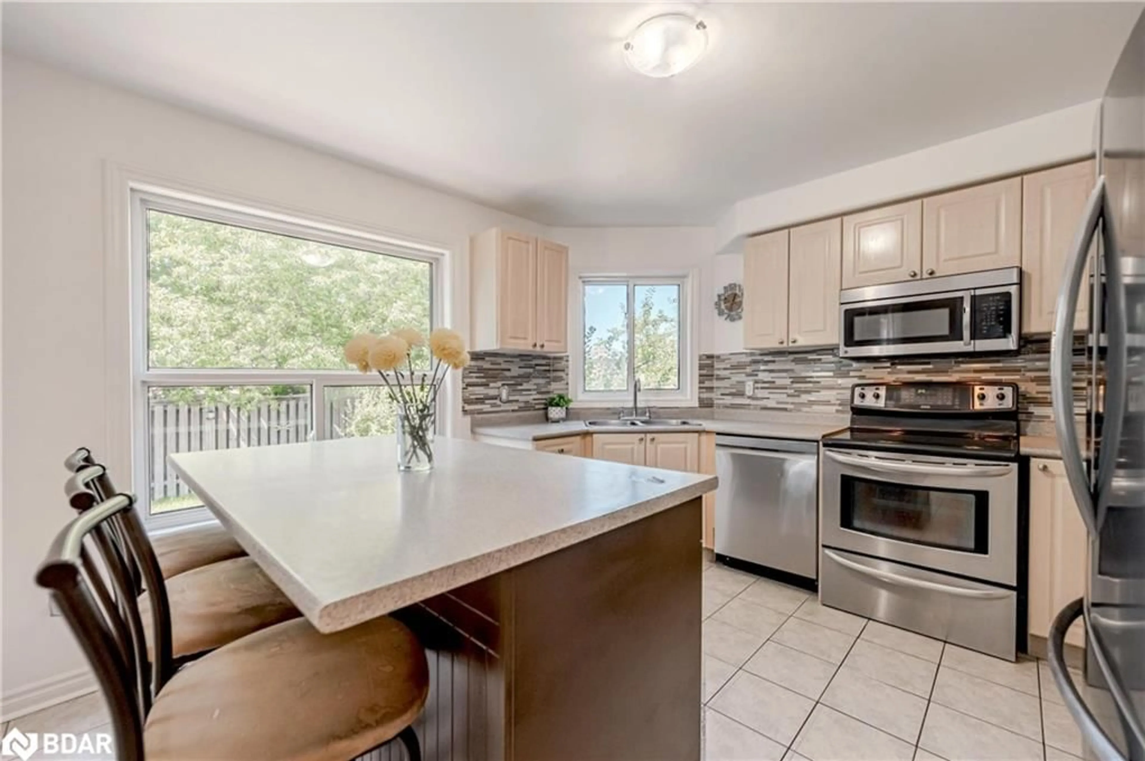 Open concept kitchen for 126 Madelaine Dr, Barrie Ontario L4N 9T1