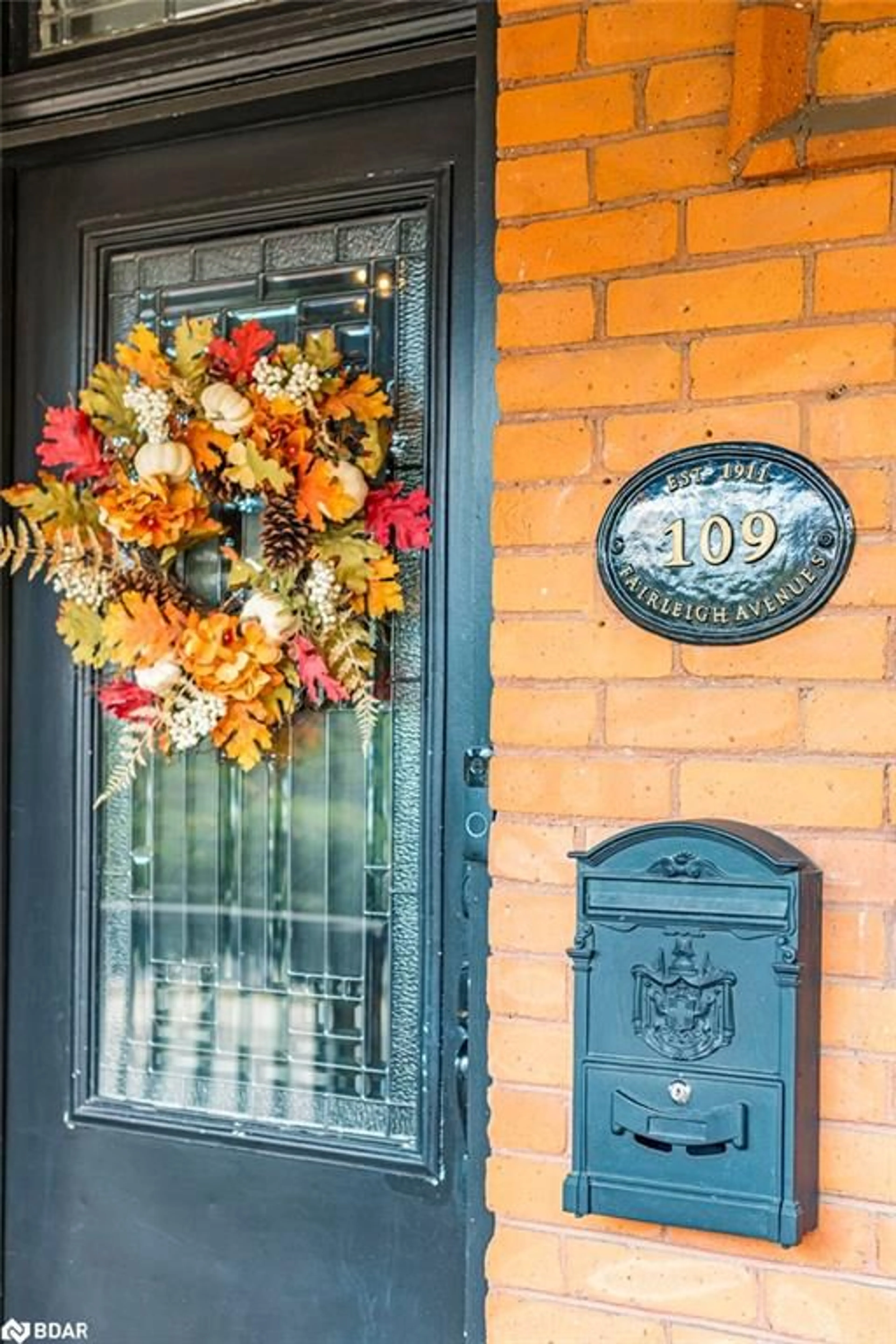 Indoor entryway for 109 Fairleigh Ave, Hamilton Ontario L8M 2K4