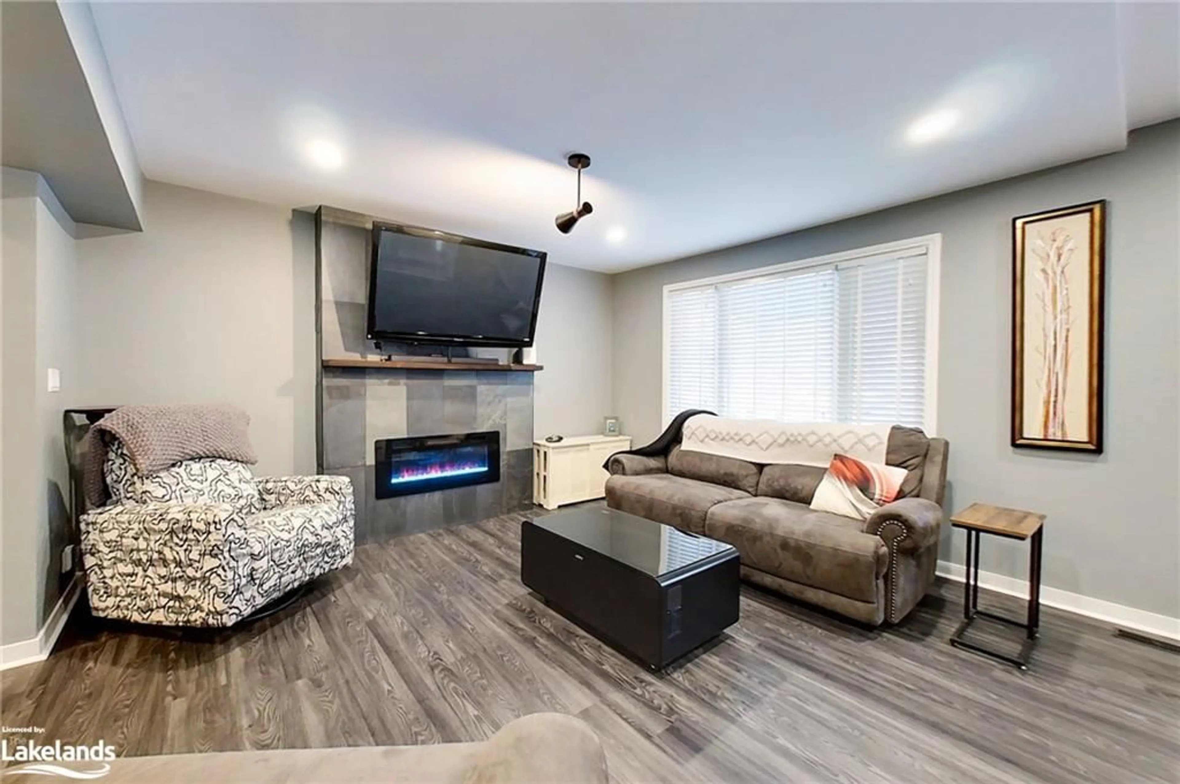 Living room, wood floors for 56 Sykes St, Meaford Ontario N4L 1E3