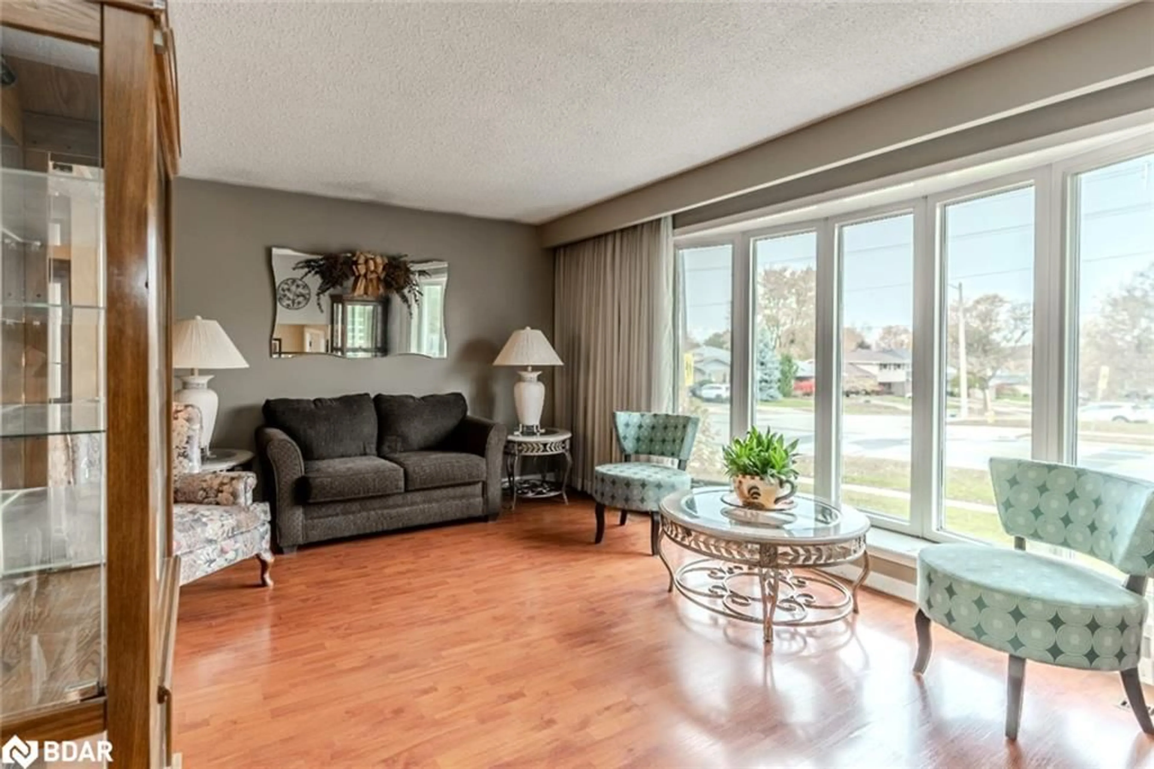 Living room, wood floors for 31 Little Ave, Barrie Ontario L4N 2Z4