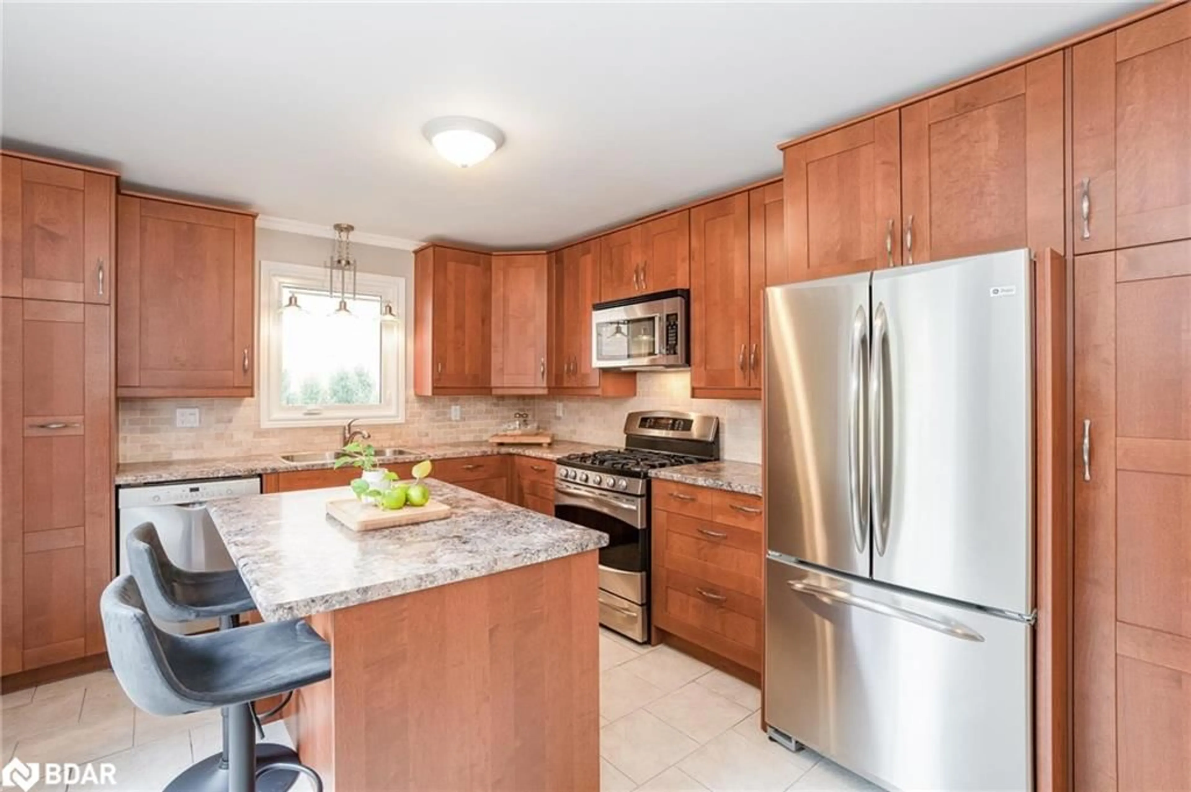 Standard kitchen, wood floors, cottage for 50 James St, Barrie Ontario L4N 6Y3