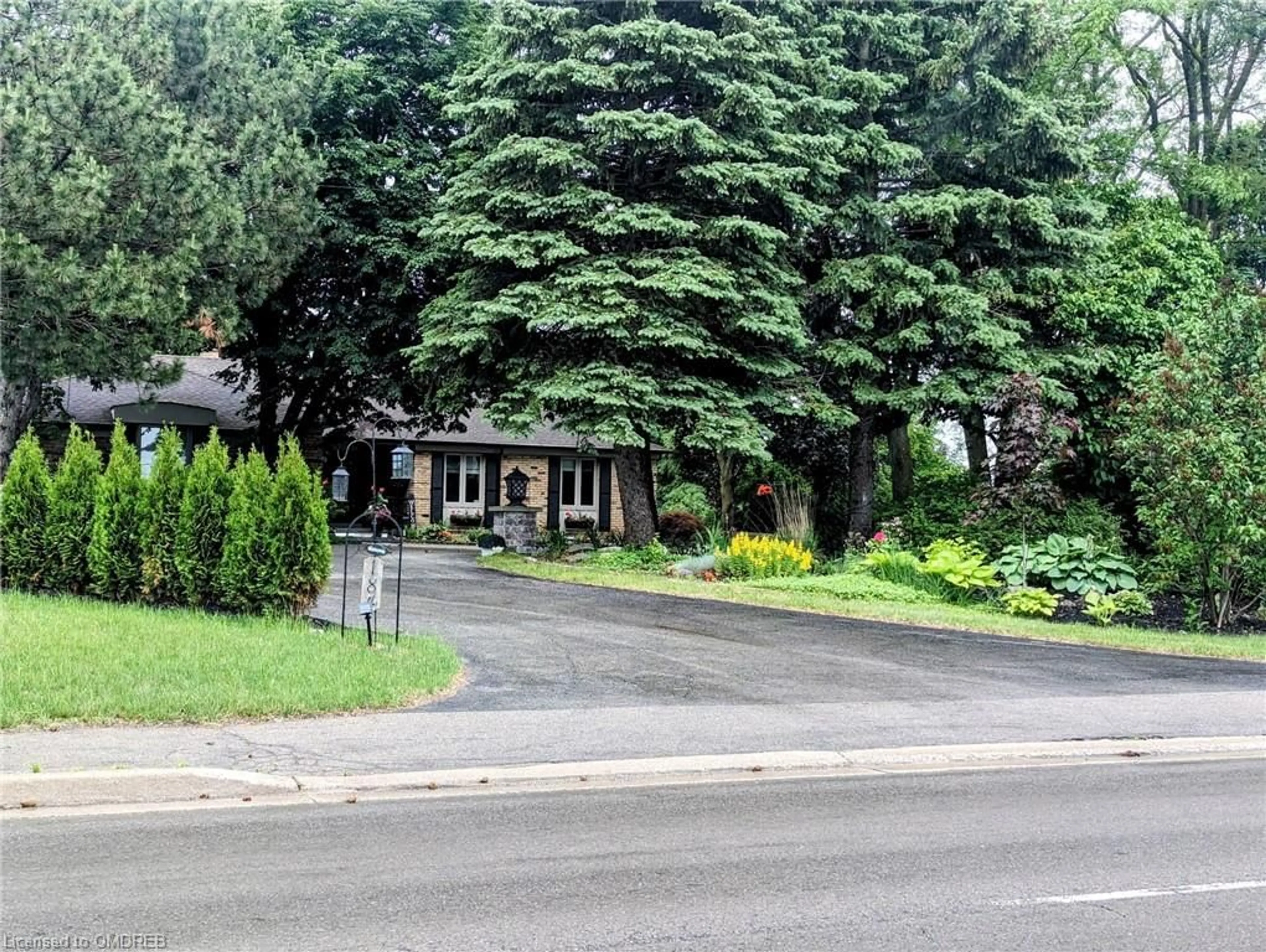 A pic from exterior of the house or condo, the street view for 184 Dundas St, Waterdown Ontario L8N 2Z7