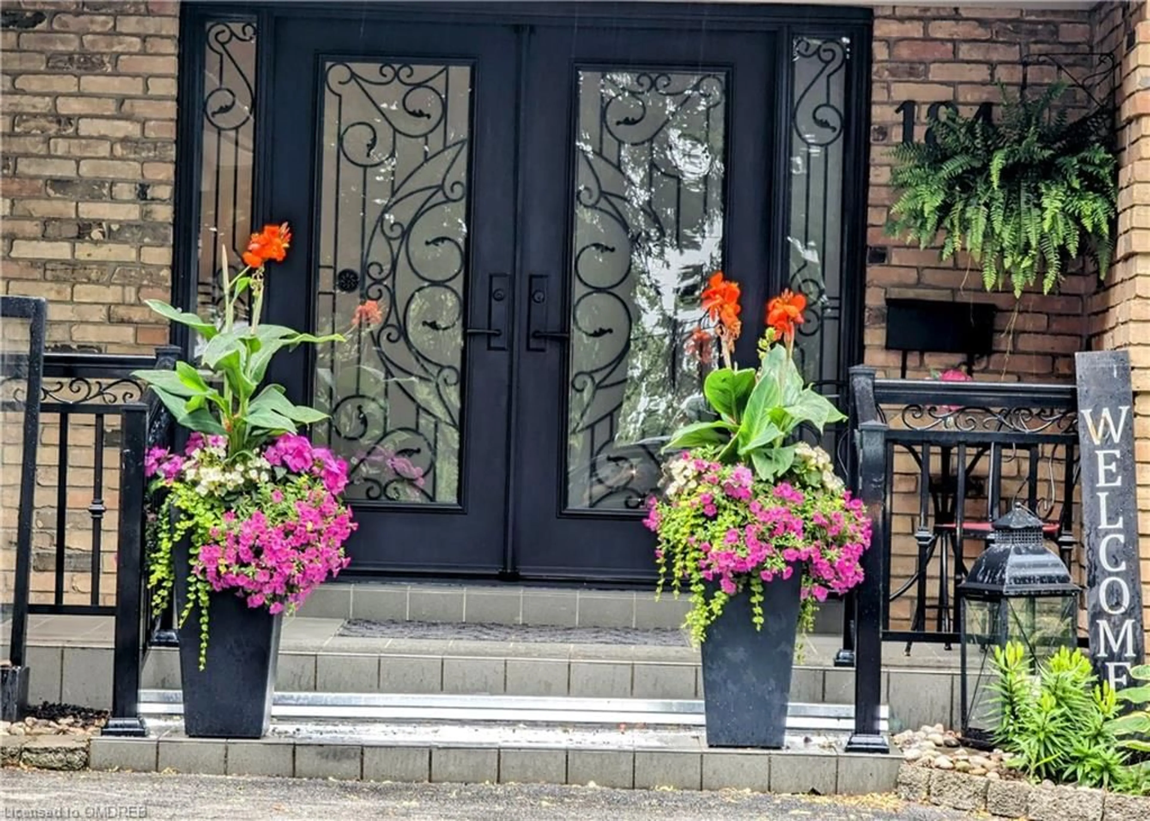 Indoor entryway, wood floors for 184 Dundas St, Waterdown Ontario L8N 2Z7