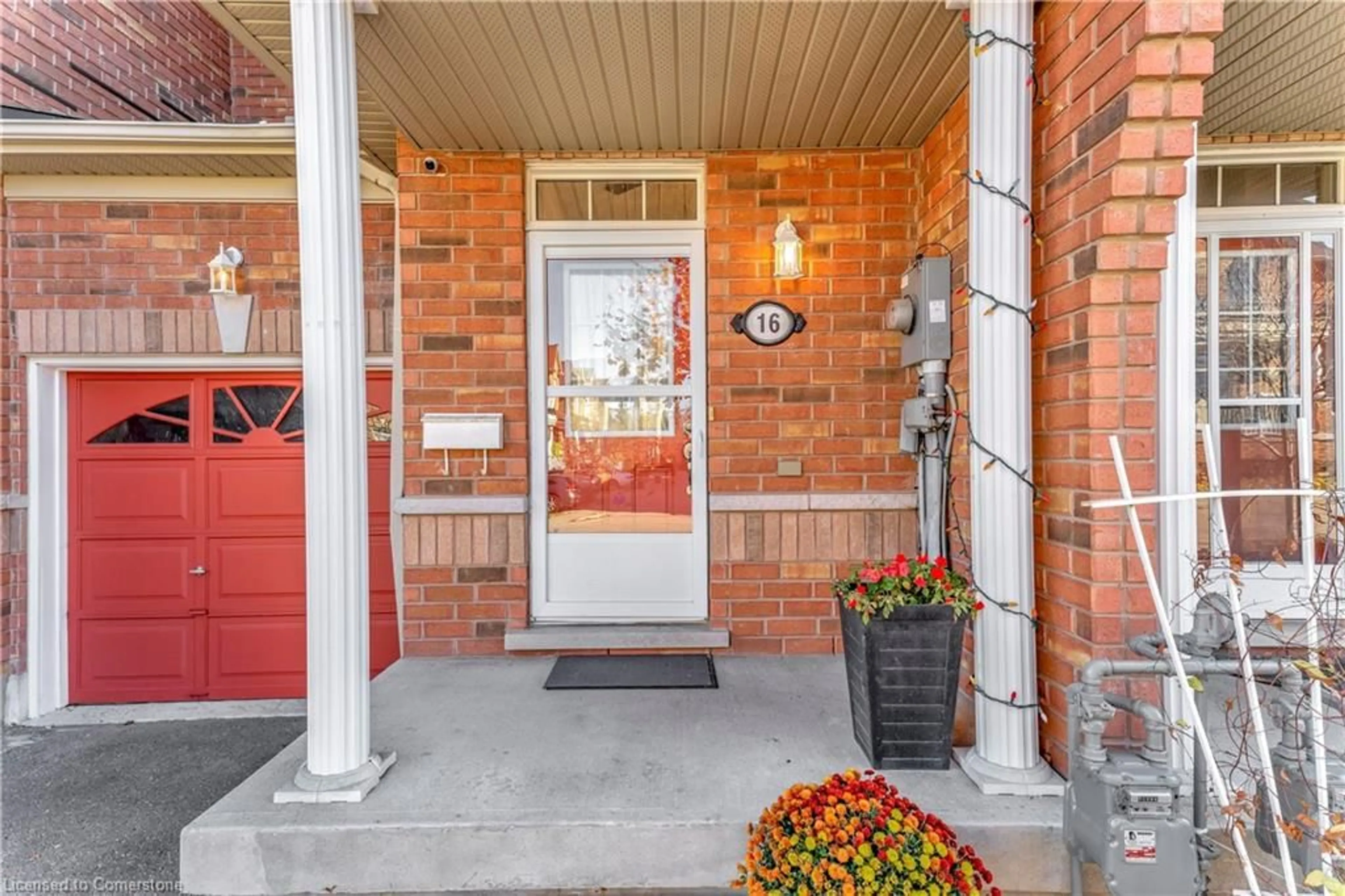 Indoor entryway, wood floors for 110 Highland Rd #16, Kitchener Ontario N2M 3S1