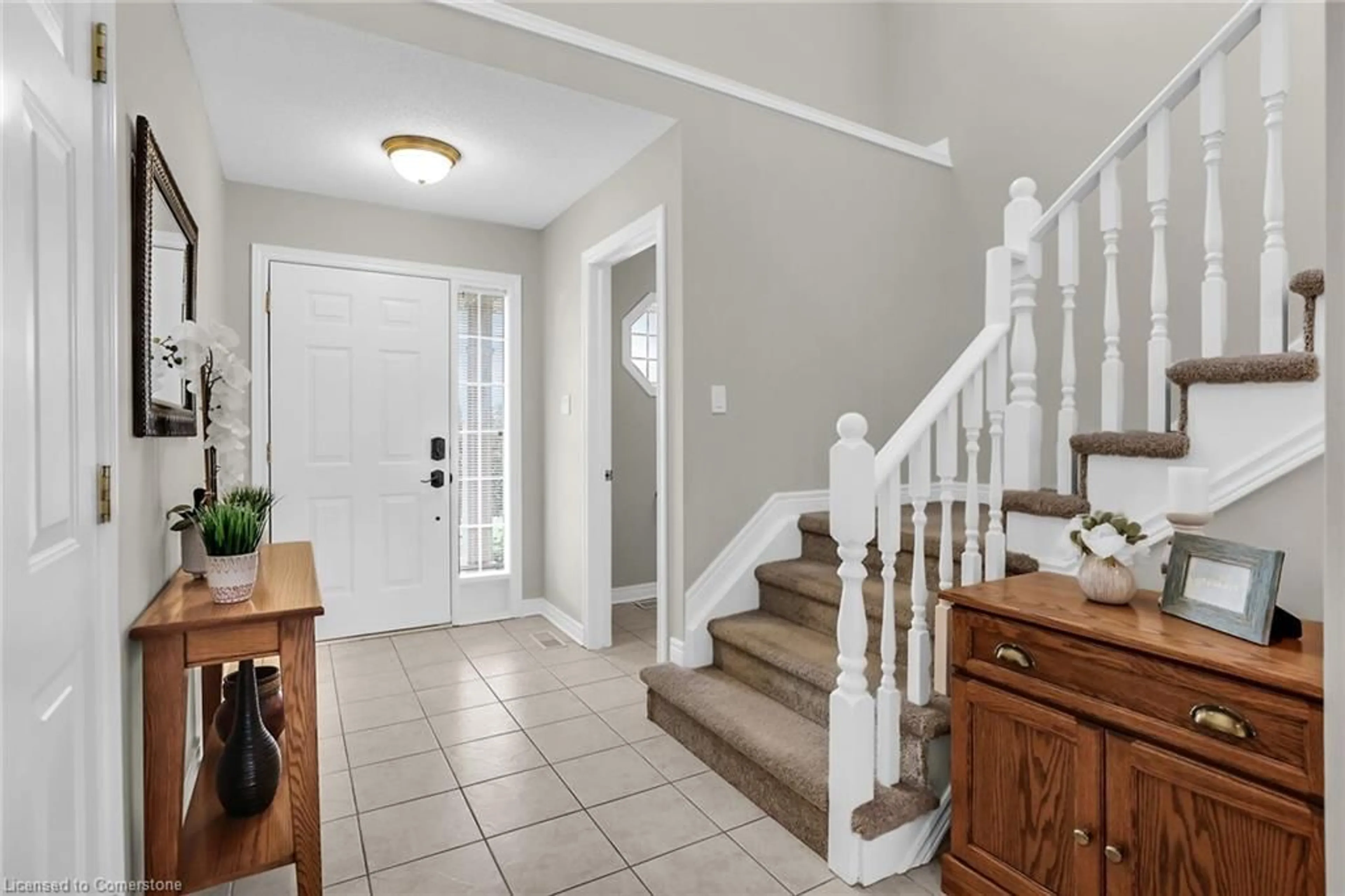 Indoor entryway, wood floors for 4104 Ashby Dr, Beamsville Ontario L3J 0G8