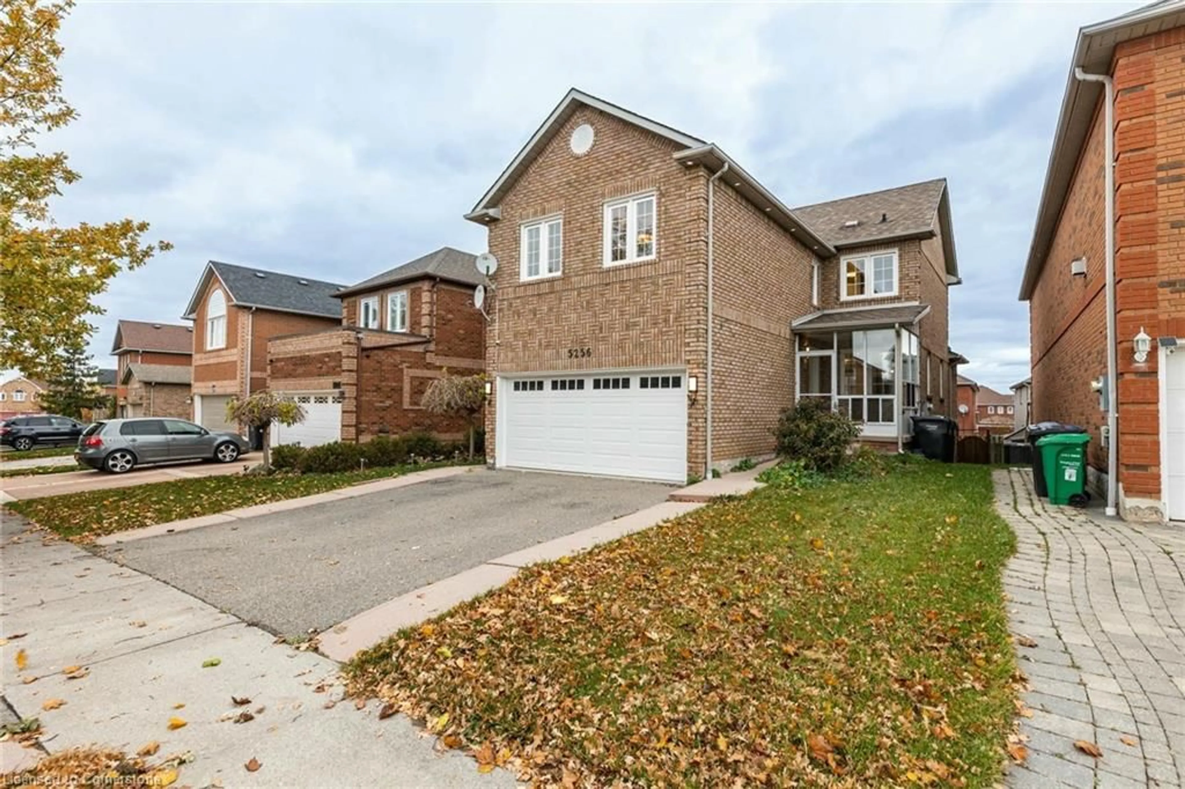 Frontside or backside of a home, the street view for 5256 Floral Hill Cres, Mississauga Ontario L5V 1V4