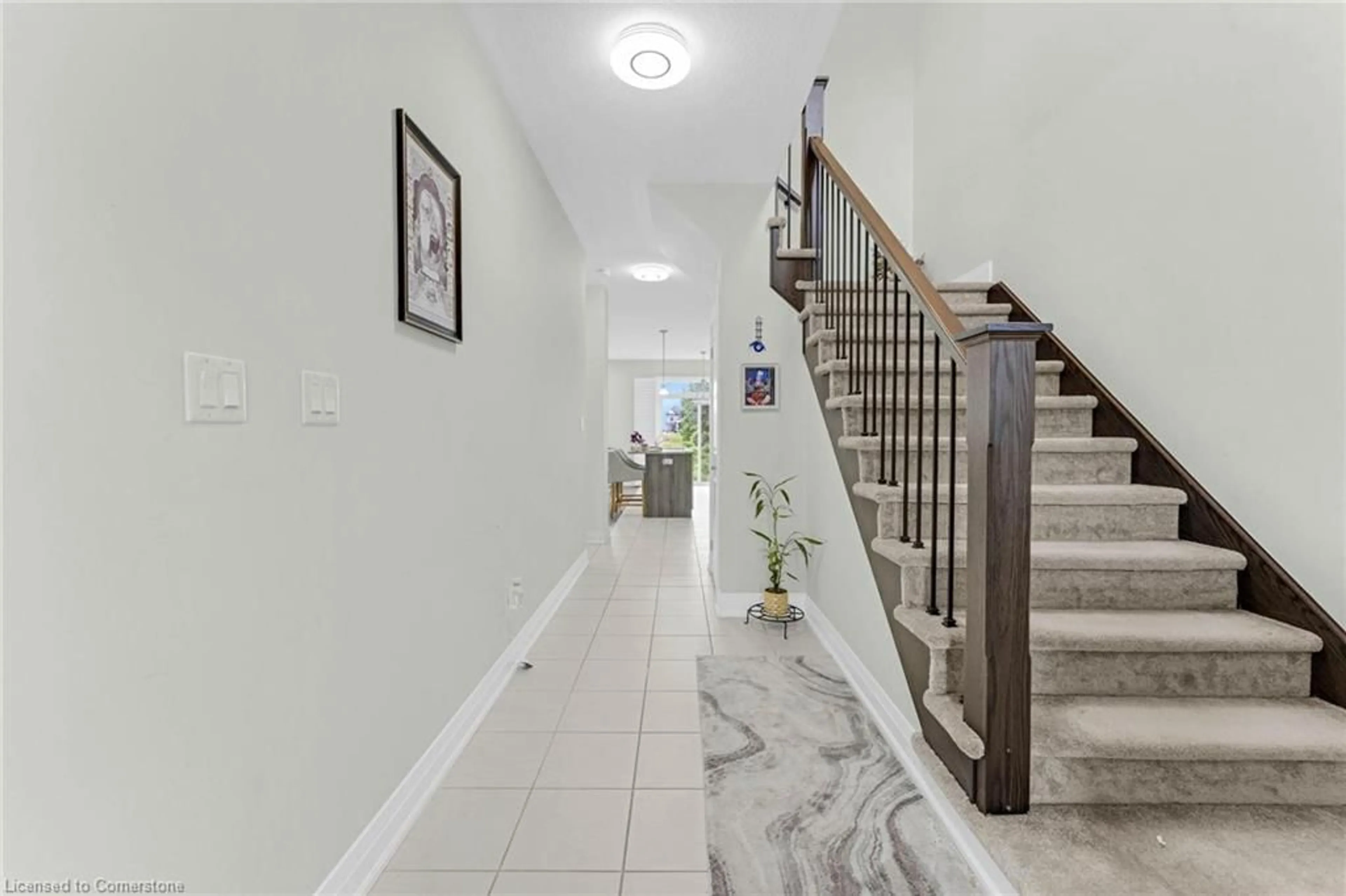 Indoor foyer for 52 Monarch Woods Dr, Kitchener Ontario N2P 2Y9