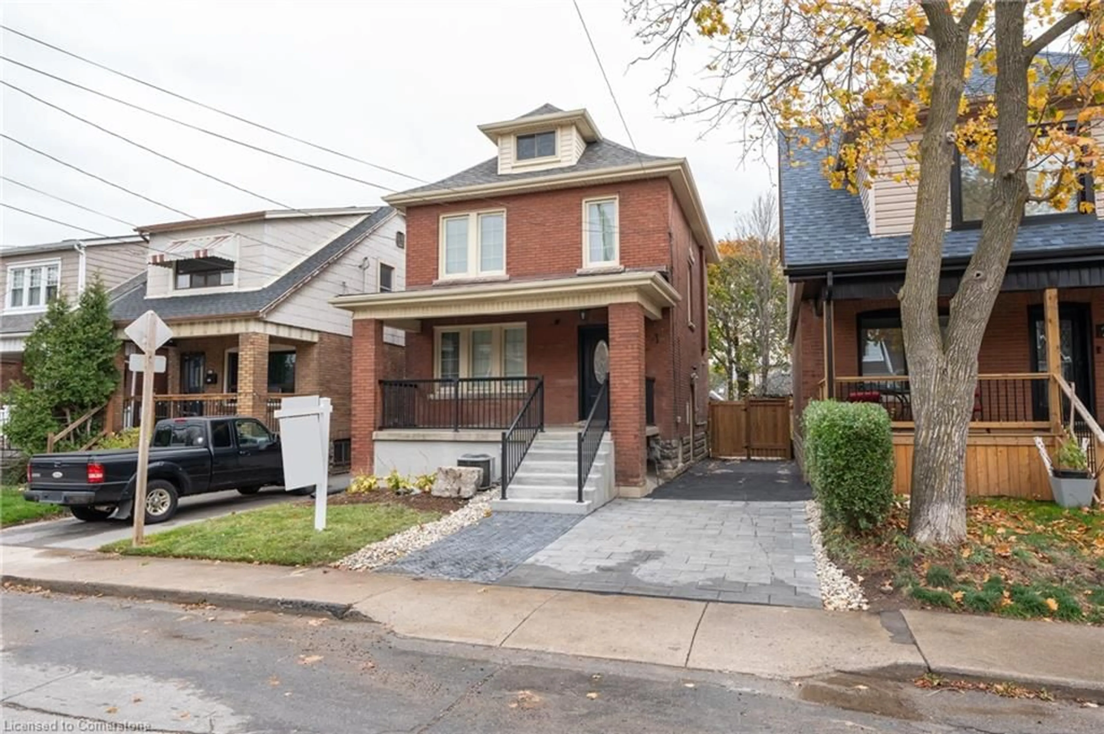 Frontside or backside of a home, the street view for 262 Homewood Ave, Hamilton Ontario L8P 2M8