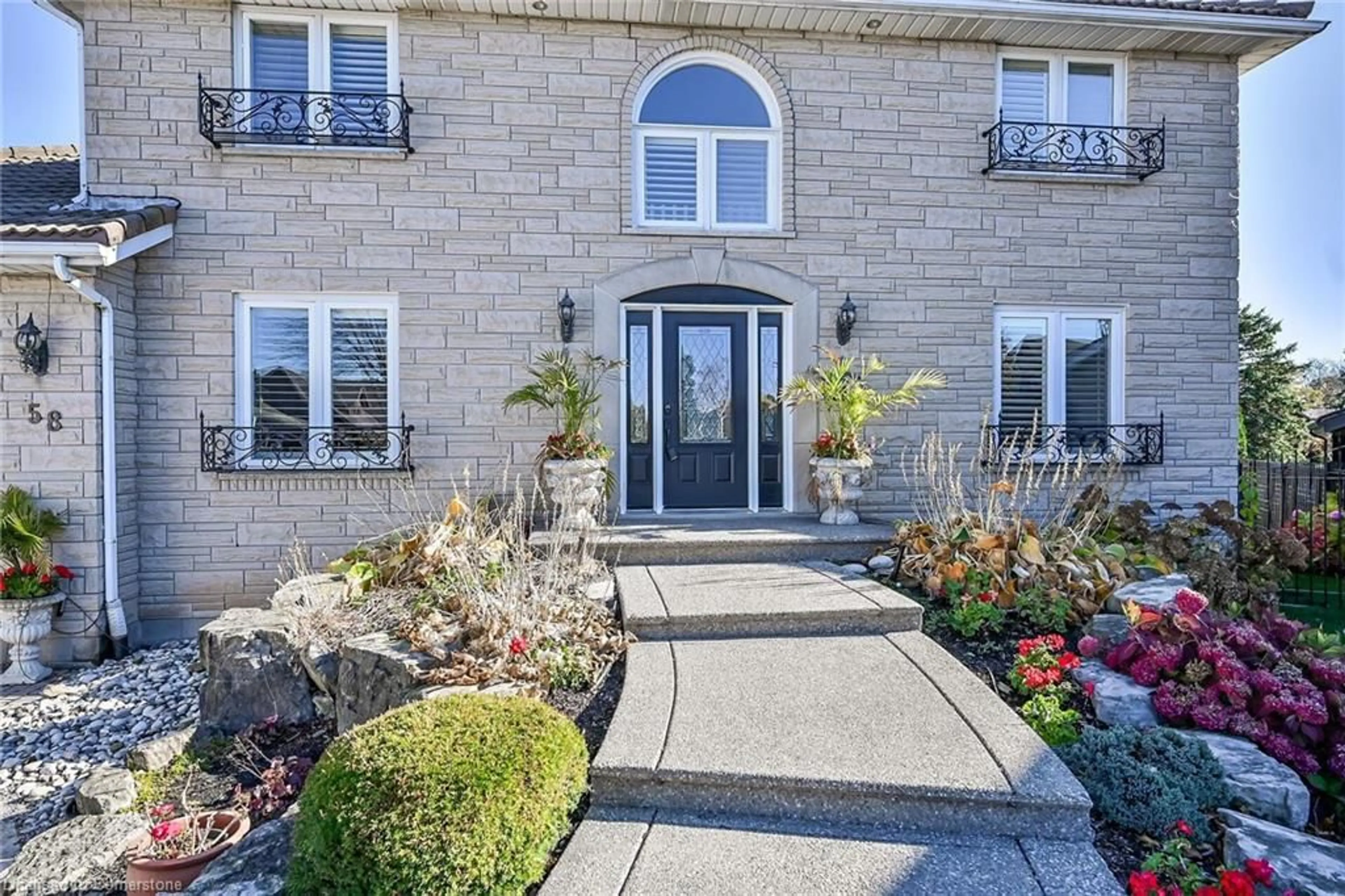 Indoor entryway, cement floor for 58 Tamwood Crt, Stoney Creek Ontario L8J 2L5