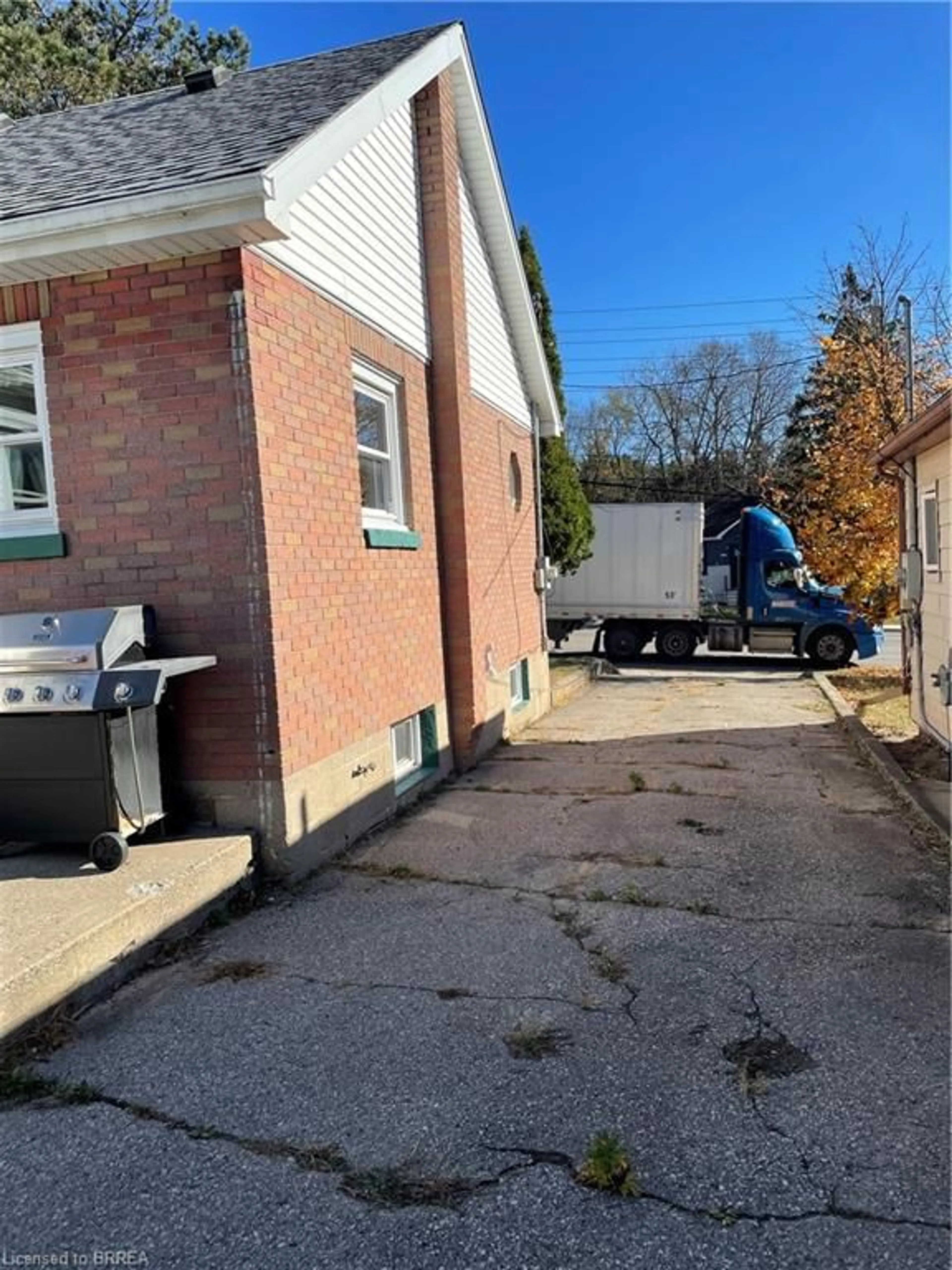 Frontside or backside of a home, the street view for 350 West St, Brantford Ontario N3R 3V7