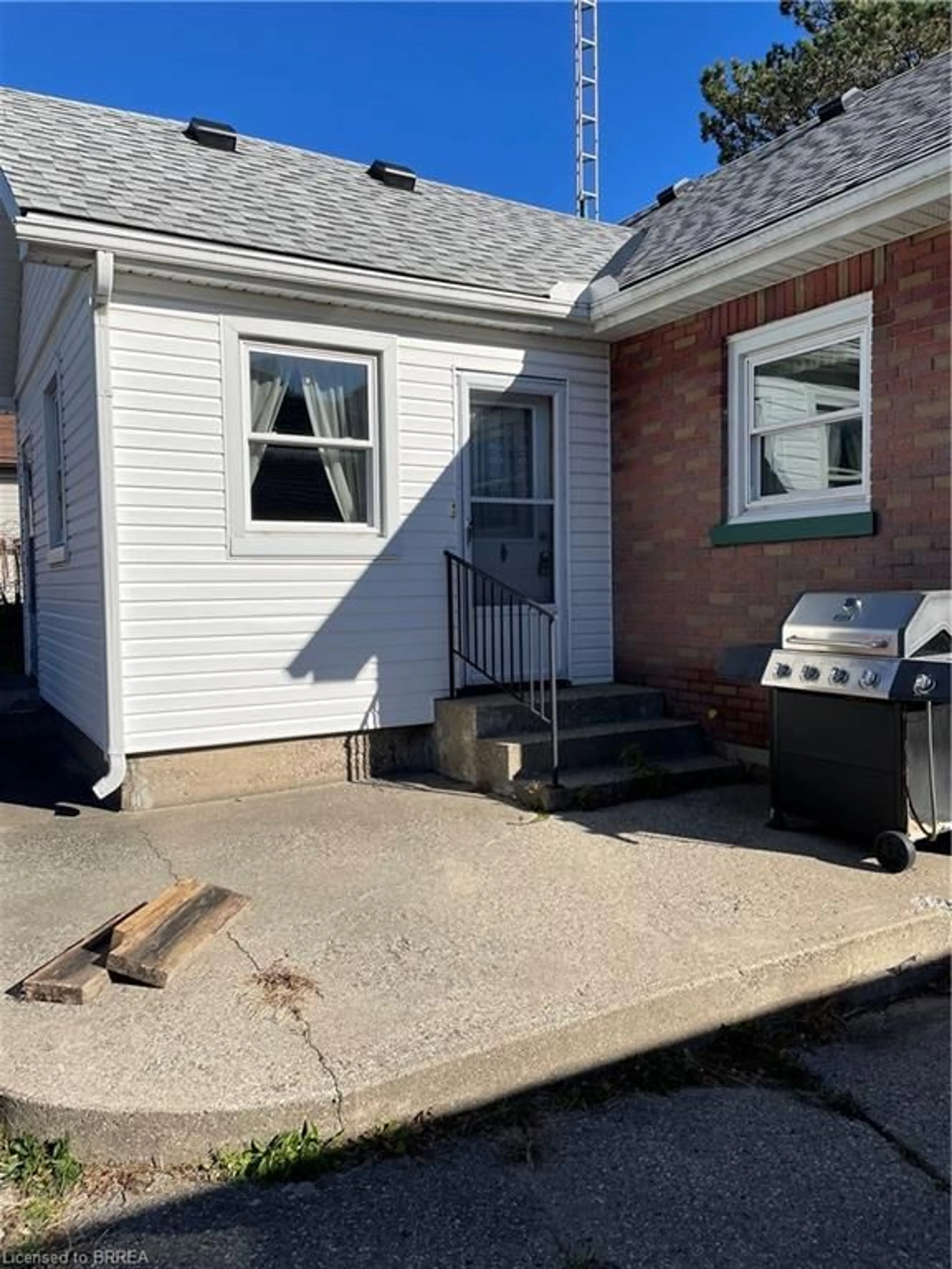 Frontside or backside of a home, cottage for 350 West St, Brantford Ontario N3R 3V7