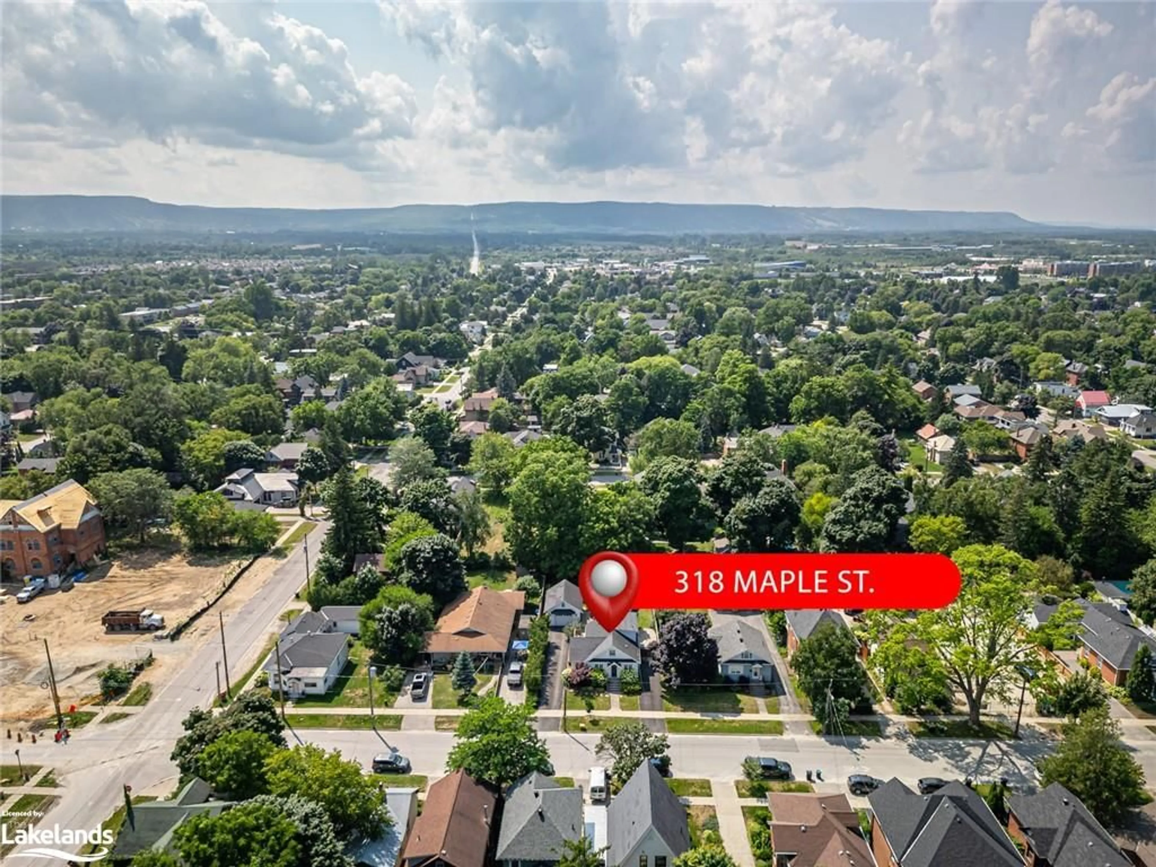 A pic from exterior of the house or condo, the street view for 318 Maple St, Collingwood Ontario L9Y 2R4